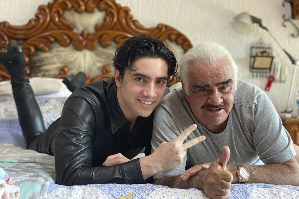 Vicente Fernández se manifestó a su nieto Alex