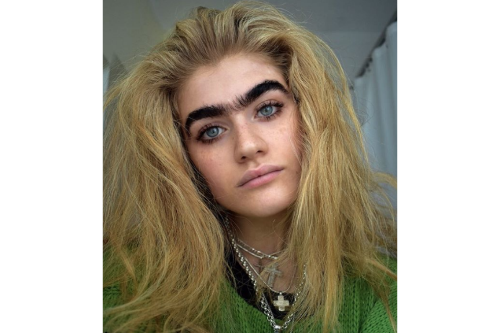 La modelo que está orgullosa de no depilar sus cejas
