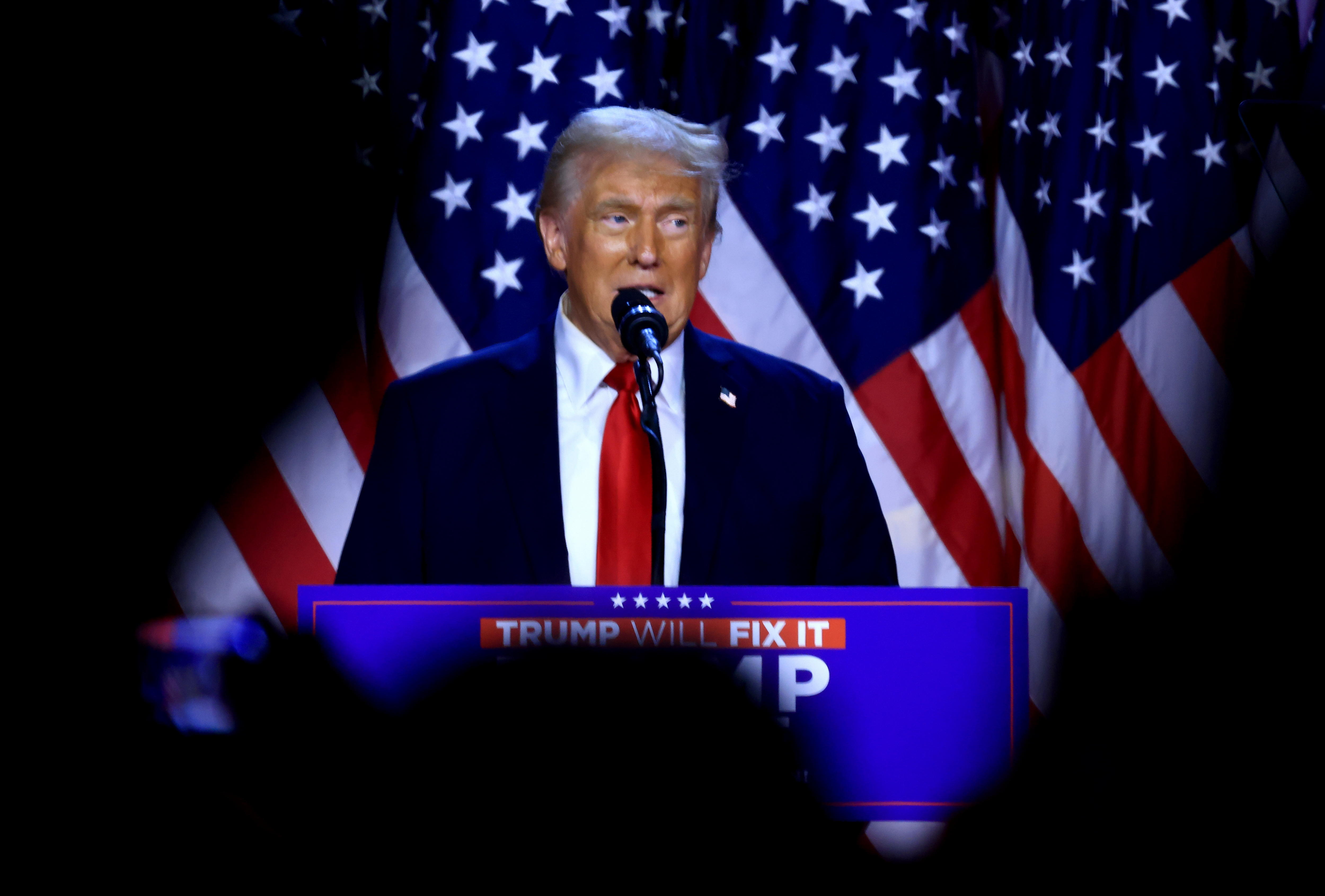 West Palm Beach (United States), 06/11/2024.- Republican presidential candidate Donald J. Trump addresses supporters at the Election Night watch party in the West Palm Beach Convention Center in West Palm Beach, Florida, USA, 06 November 2024. (Elecciones) EFE/EPA/CRISTOBAL HERRERA-ULASHKEVICH