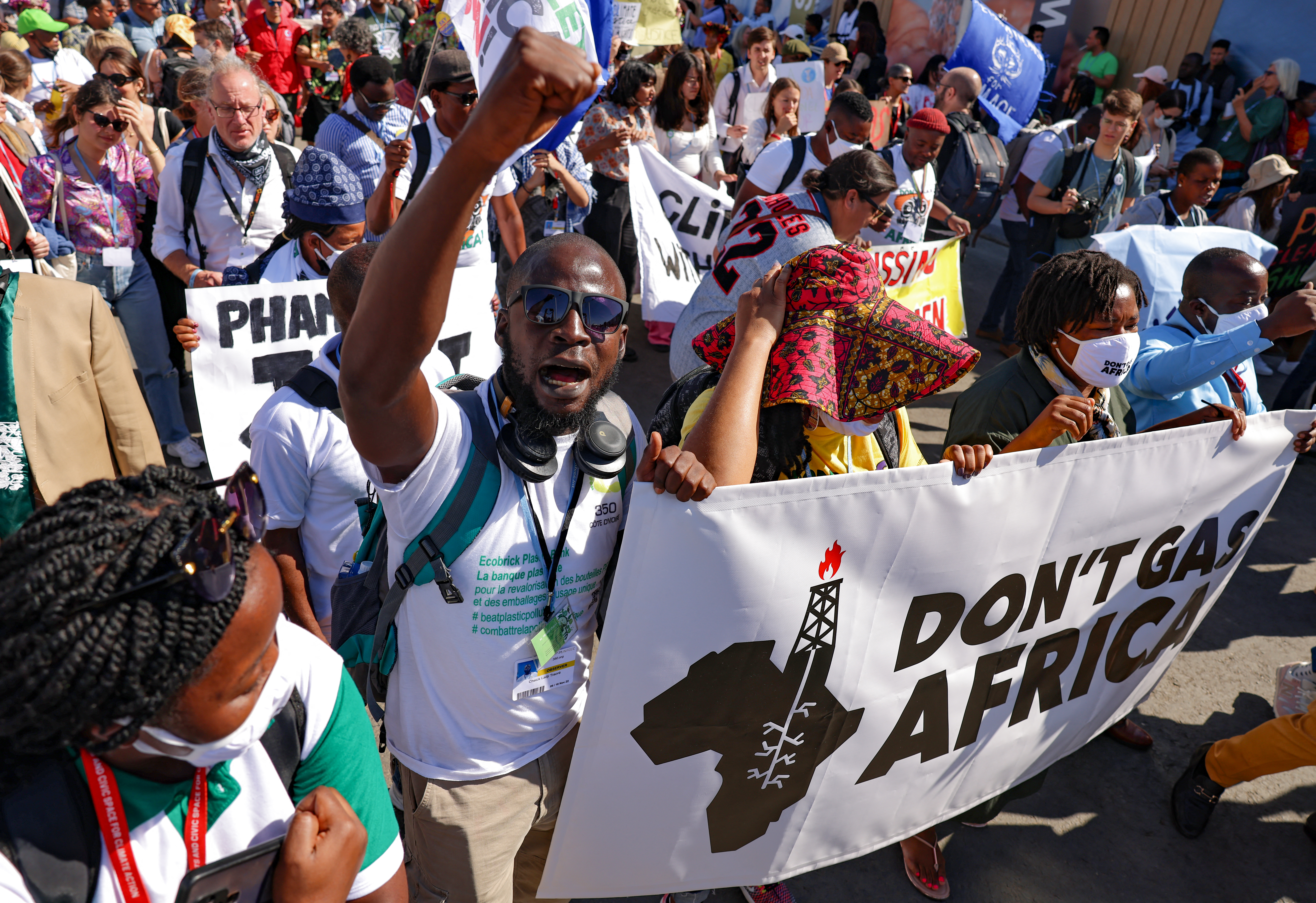 activistas climáticos despliegan pancartas mientras organizan una protesta dentro del Centro Internacional de Convenciones de Sharm el-Sheikh, durante la conferencia climática COP27