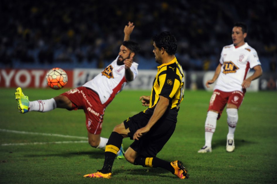 Huracán derrotó a Peñarol y es segundo en el Grupo de Atlético Nacional
