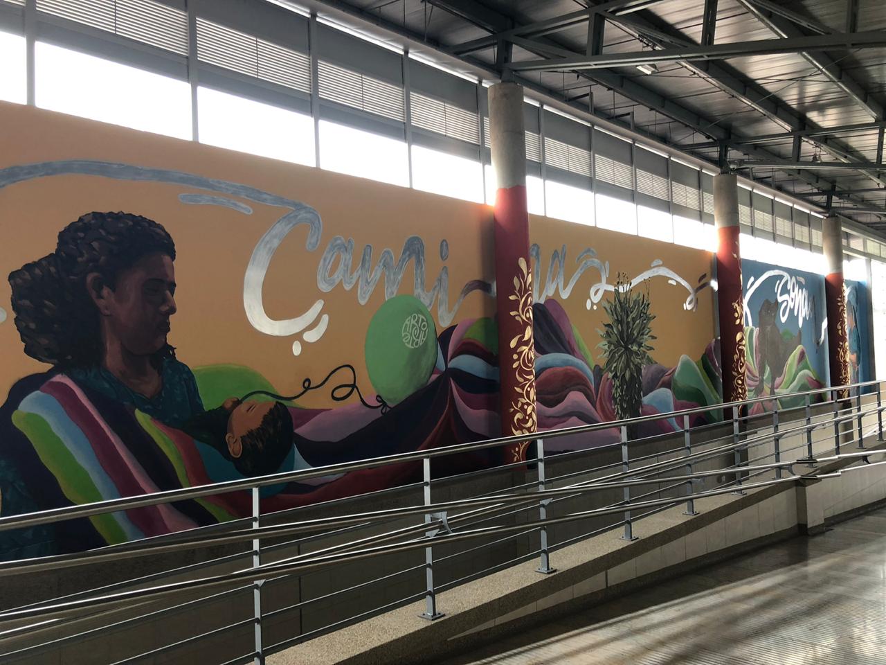 Un mural pone color a la estación Primero de Mayo en el sur de Bogotá