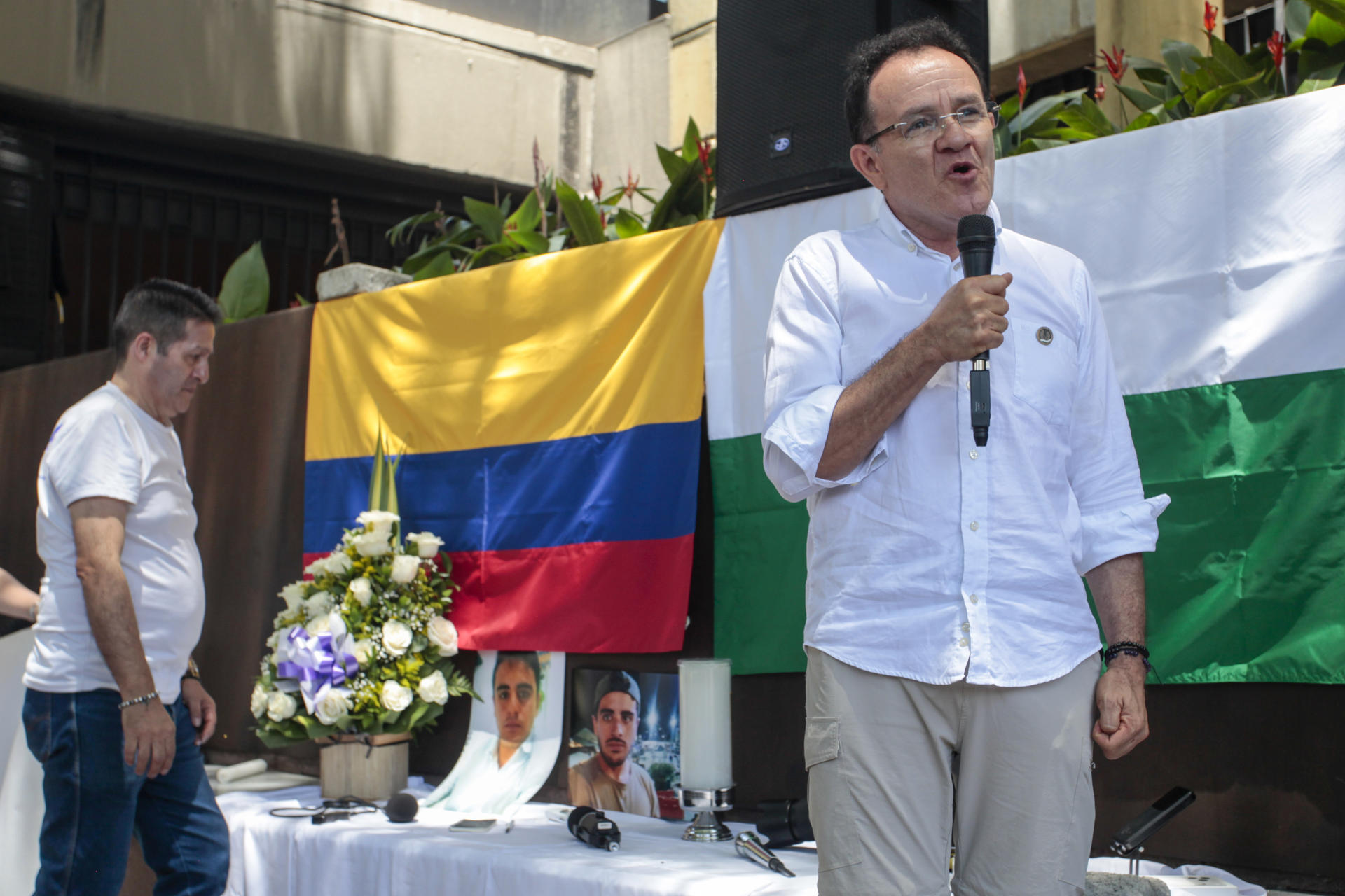 AME736. MEDELLÍN (COLOMBIA), 09/05/2026.- El fotoperiodista Jesús Abad Colorado (d) habla durante un homenaje al periodista asesinado, Mateo Pérez Rueda, director de la revista digital El Confidente este sábado, en Medellín (Colombia). El joven de 25 años desapareció el pasado martes cuando "realizaba labores periodísticas" en una zona que disputan en Antioquia el Clan del Golfo, la principal banda criminal del país, y el Frente 36, que hace parte del Estado Mayor de los Bloques y Frente (EMBF), una disidencia con la que el Gobierno tiene negociaciones de paz. EFE/ STR
