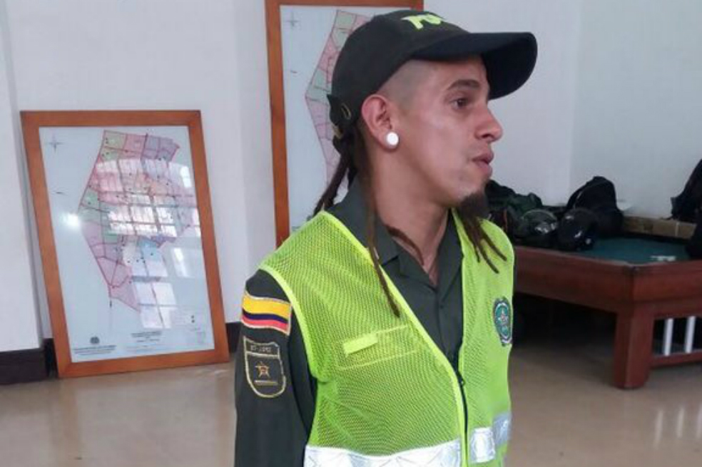 Capturan a falso policía con dreadlocks y tenis que se paseó por Medellín