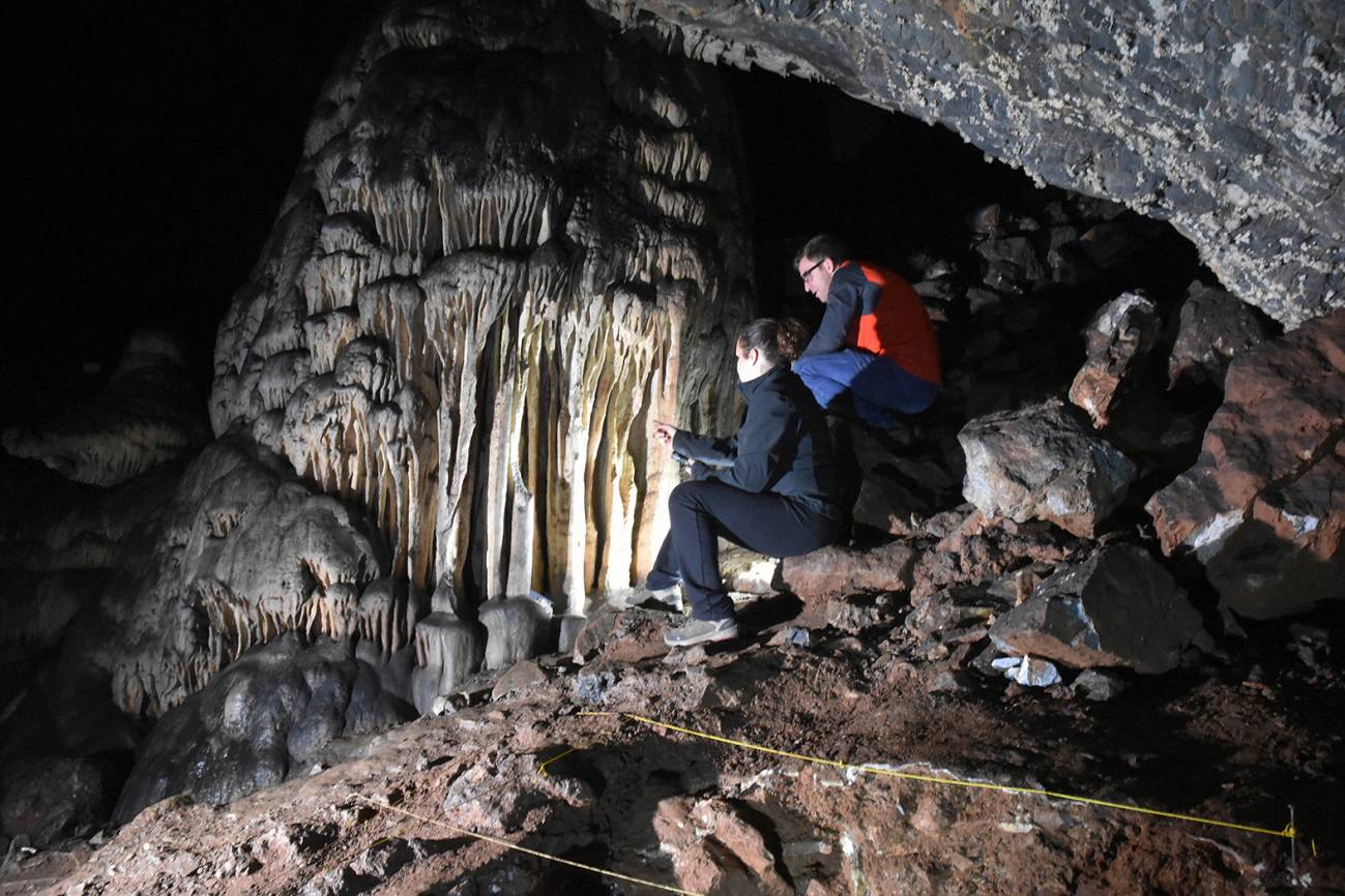 Estalagmitas de cueva en España no tienen color natural, las pintaron neandertales