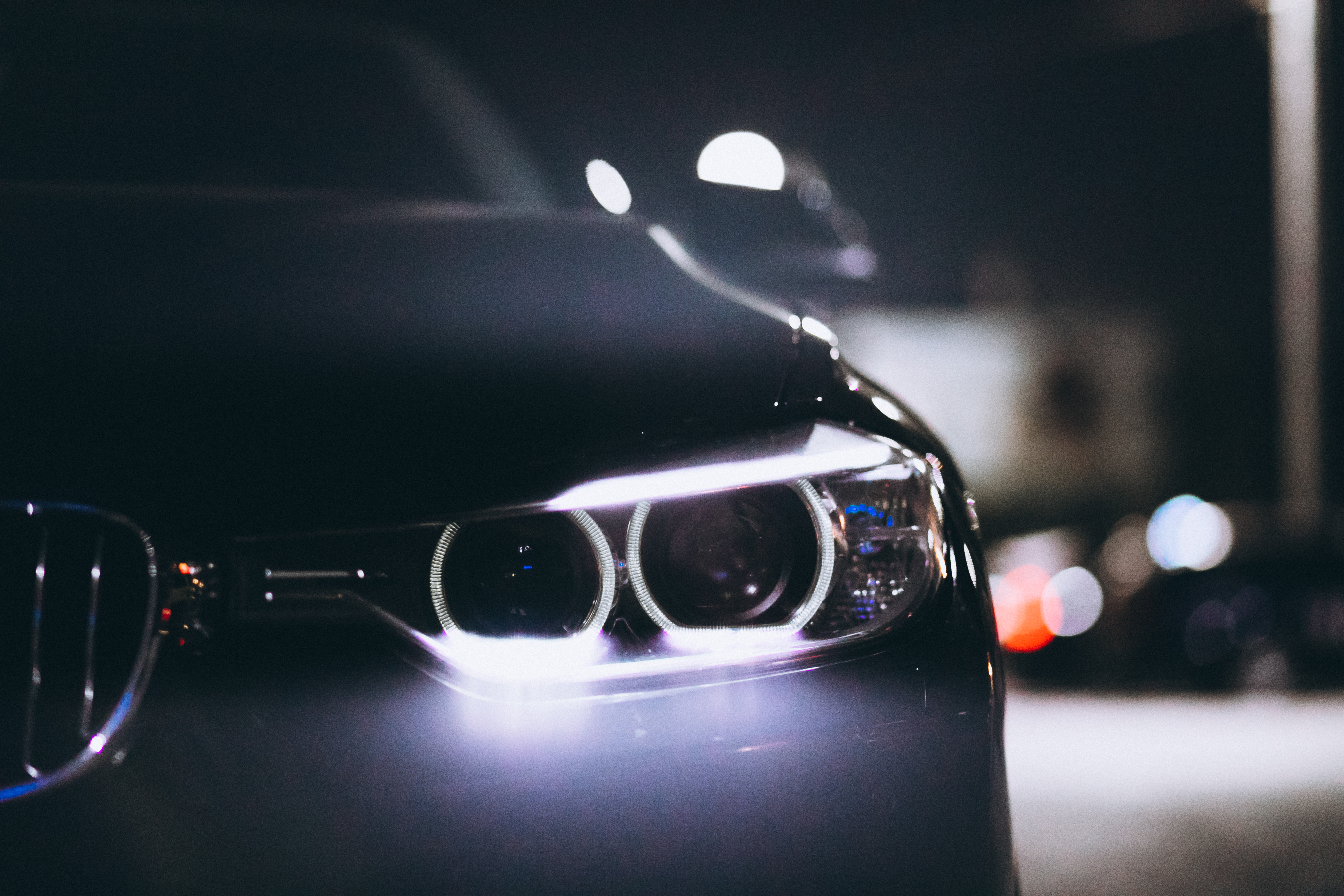 ¿Con qué luces hay que conducir de noche? Esta es la multa por usarlas mal