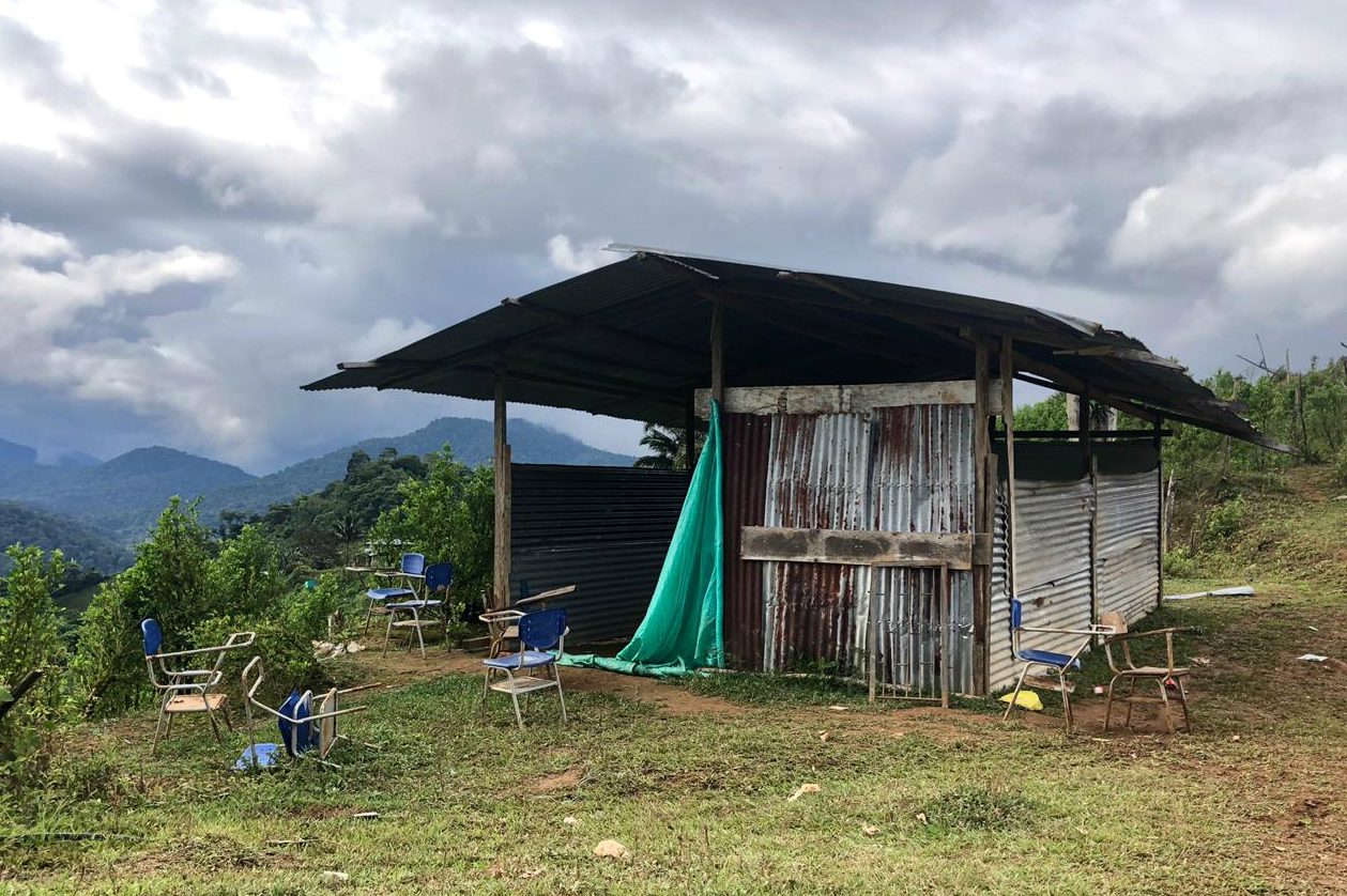 Este es el estado actual del centro educativo de la vereda La Cuchilla, en Policarpa. Allí recibe clases una decena de estudiantes que rondan los 10 años.Sebastián ForeroAdemás de la falta de implementación en el territorio del Programa Nacional Integral de Sustitución de Cultivos (PNIS) y del PDET, en la zona el Consejo Mayor para el Desarrollo Integral de Comunidades Negras de la Cordillera Occidental de Nariño (Copdiconc) denuncia que se está vulnerando el derecho a la educación de cerca de 500 niños de preescolar y básica primaria que empezaron clases hace apenas un mes, a mediados de mayo. Esa situación se presenta en veredas de Policarpa, Cumbitara y en la región de Sanabria, ubicada entre los municipios de El Charco y Santa Bárbara de Iscuandé, que también tienen parte dentro de las 136.000 hectáreas de territorio de ese Consejo Comunitario.
