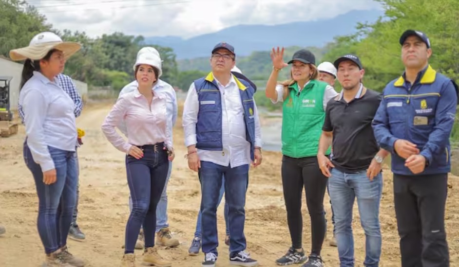 Olmedo López visitó Girón, municipio al que se le asignó un giro de $300.000 millones.