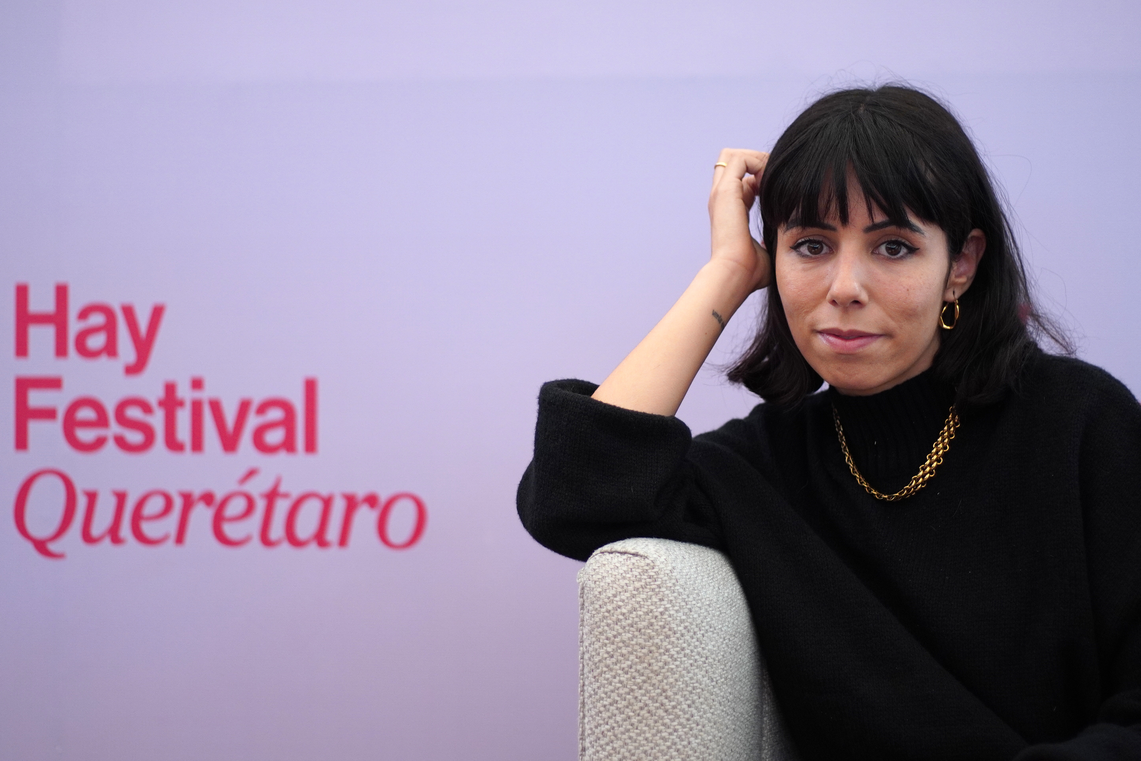 MEX8078. QUERÉTARO (MÉXICO), 07/09/2024.- La escritora española Sara Barquinero, posa este sábado durante una entrevista con EFE, en el marco del Hay Festival de Querétaro (México). La escritora española Sara Barquinero, autora de 'Los escorpiones', uno de los grandes éxitos literarios del 2024, conversó este sábado con EFE sobre su libro, la salud mental, las redes sociales y la vida de los jóvenes con motivo de su visita al Hay Festival de Querétaro. EFE/ Sergio Adrián Ángeles