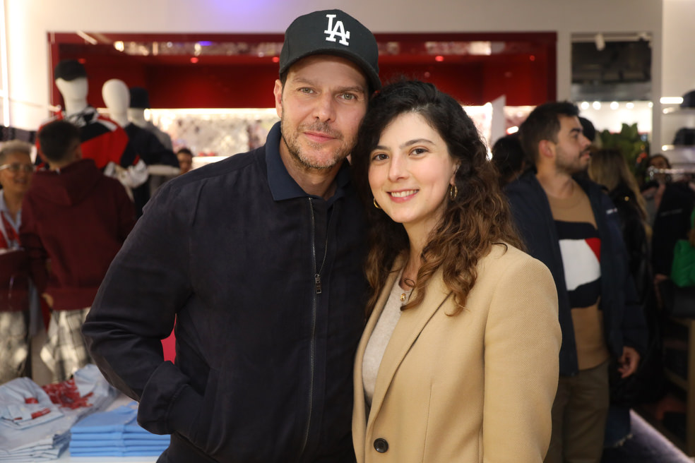 EL diseñador norteamericano “Tommy Hilfiger”, abre su primer flaghsipstore en Bogotá, el primer espacio de este estilo en Latinoamérica 

De la mano de reconocidas figuras como Carlos Torres, Laura Tobon, Nina Rodriguez, Vanessa Dominguez, ar artista musical Juan por Dios , la  Sisterly Style y una serio de invitados vip del mundo del arte, la moda y celebridades,  la marca presenta esta tarde en el marco de la apertura de su nuevo flaghipstore , su nueva colección  TH Monogram,