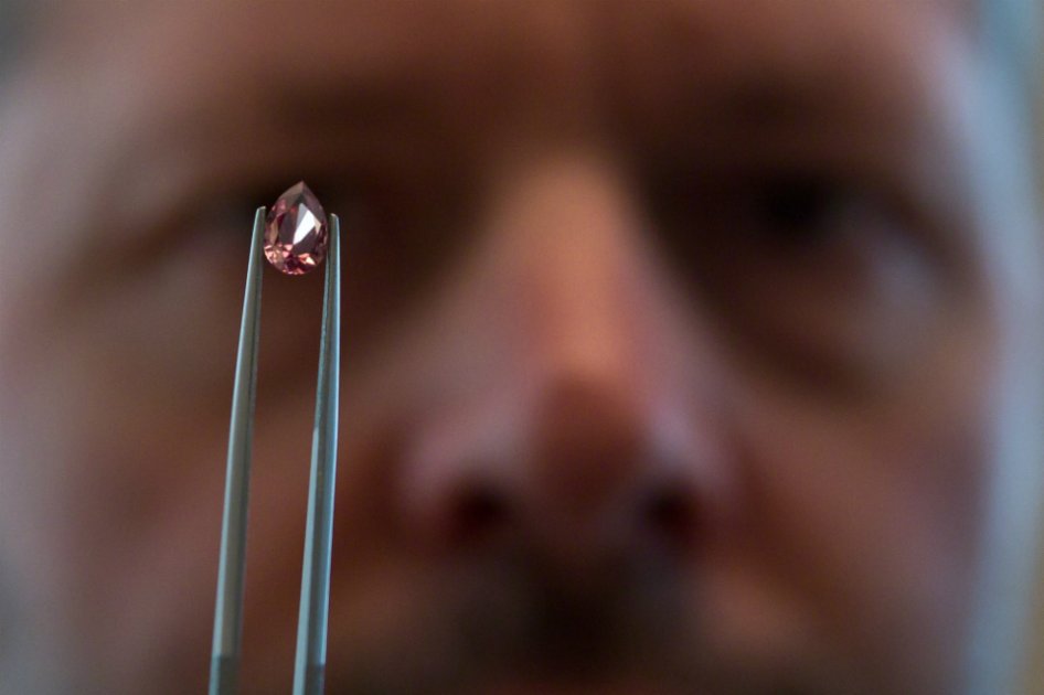 Subastan diamante rosado por más de 23 millones de dólares
