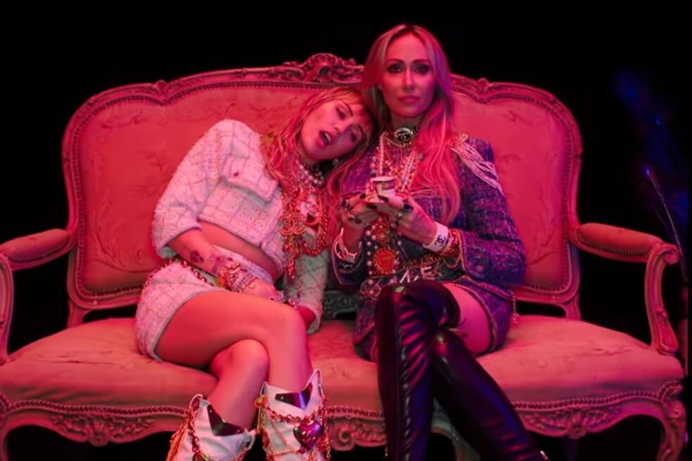 Miley Cyrus y su madre Tish Cyrus. / Agencia Europa Press