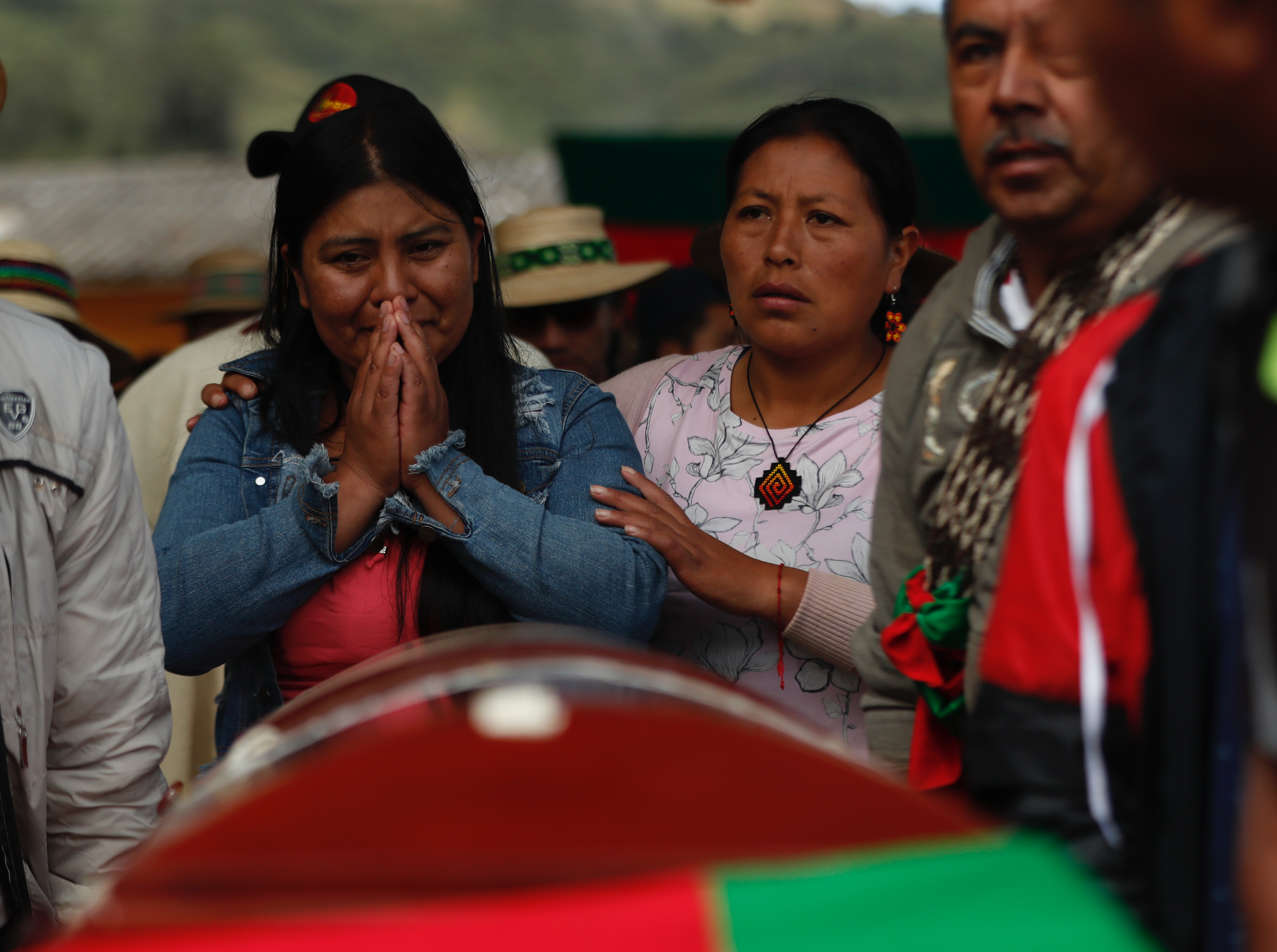 AME6497. CALDONO (COLOMBIA), 29/07/2023.- Una mujer llora hoy durante el funeral del líder indígena Fredy Campo Bomba, en la vereda Granadillo del municipio de Caldono, Cauca (Colombia). El crimen contra el líder indígena nasa ocurrió el 26 de julio en la finca Nuevo México del territorio nasa Kiwe Thek Ksxa'w, del municipio de Santander de Quilichao. EFE/ Ernesto Guzmán