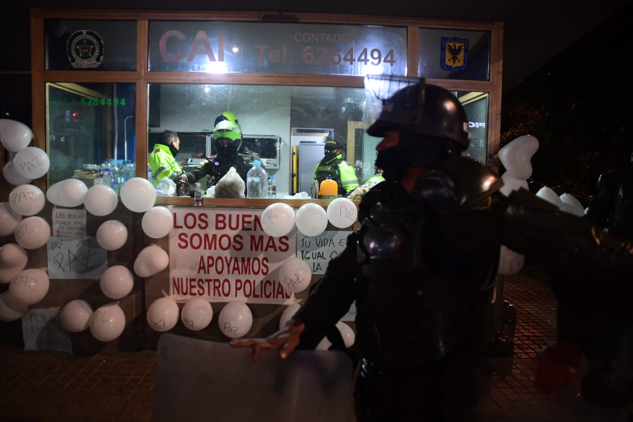 Ciudadanos realizaron plantón en defensa de la Policía.