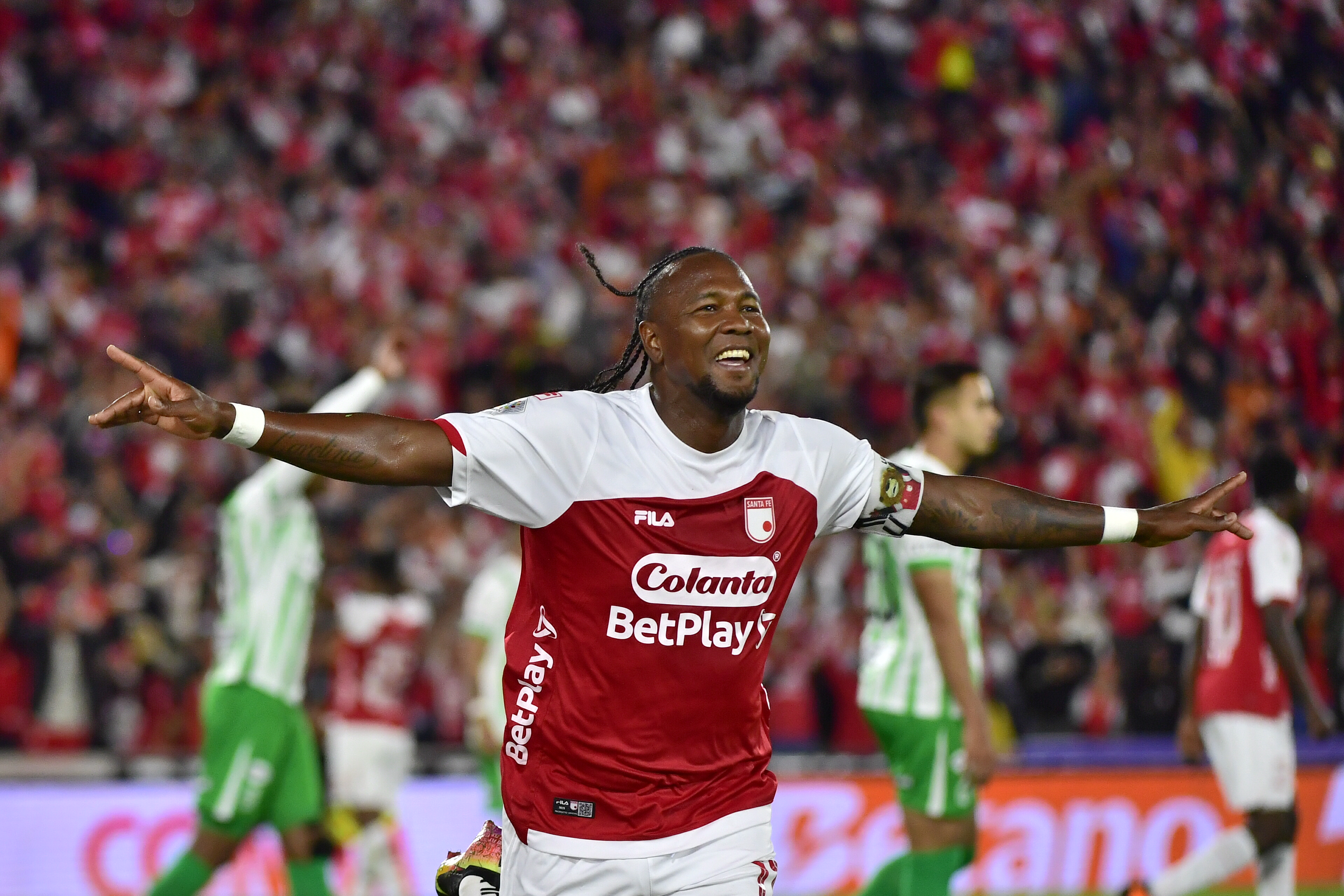 Jugador de Independiente Santa Fe durante el compromiso ante Atlético Nacional en el Estadio El Campin de Bogotá
