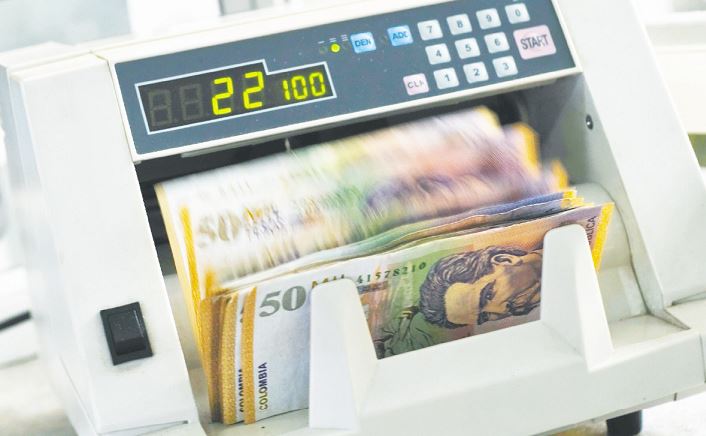 Cede deuda de familias colombianas con la banca