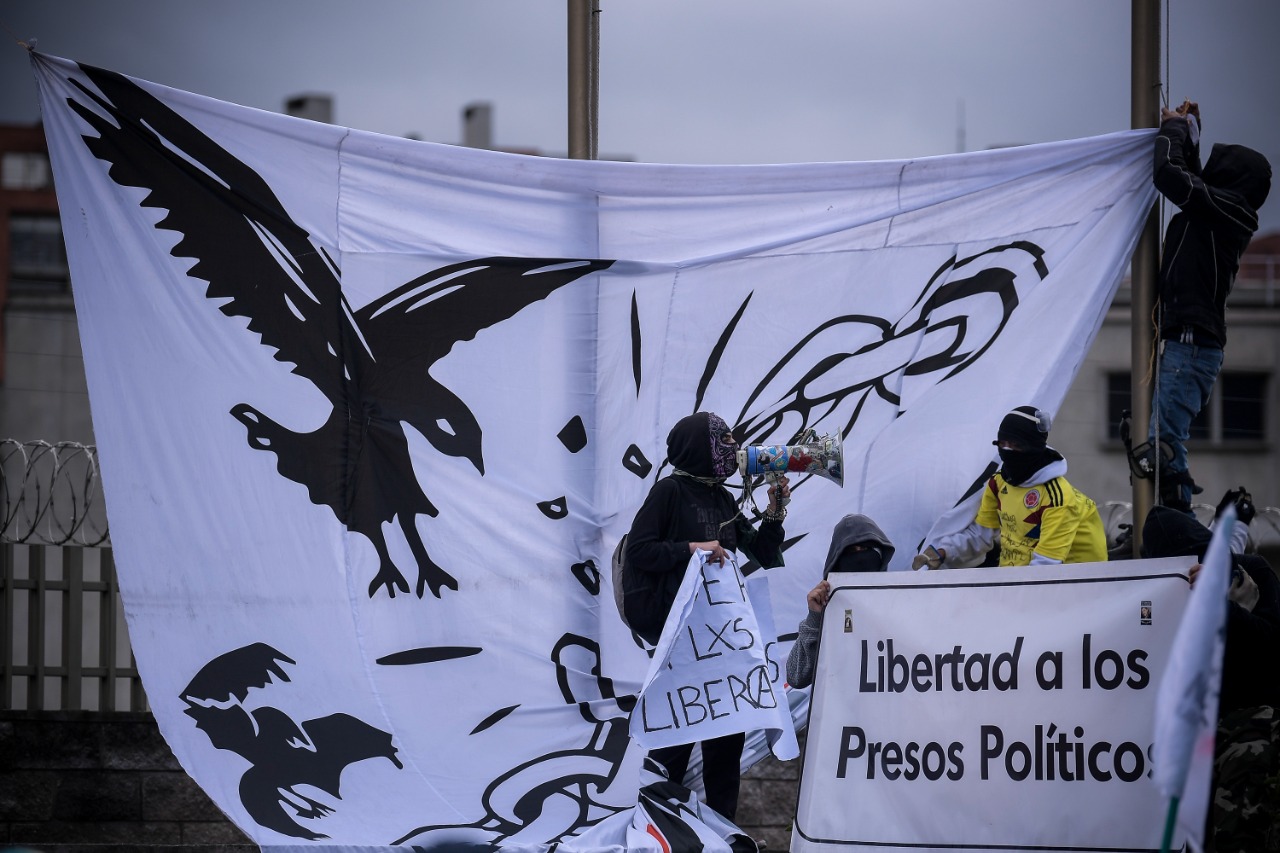 El líder del Movimiento de Salvación Nacional, Enrique Gómez, se ha manifestado en contra no solo de la marcha, sino de los marchantes. Refiriéndose a ellos como “camisas pardas de Petro”, miembros de un grupo terrorista y que estas acciones son una advertencia.