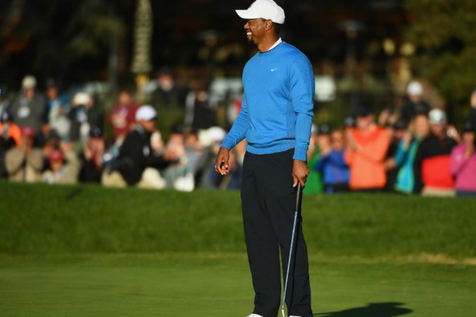 Tiger Woods reacciona a su putt en el hoyo 18 durante la primera ronda del Farmers Insurance Open. / AFP