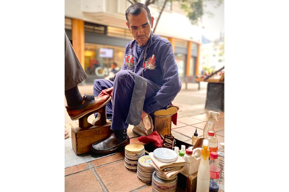 El lustrador Manuel Zambrano con sus implementos de trabajo.