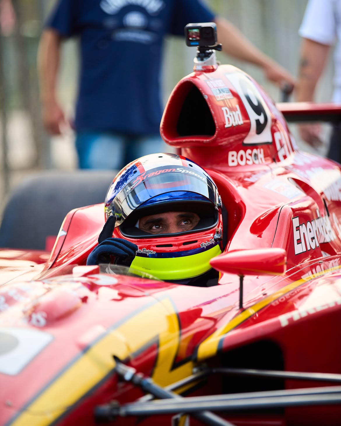 Juan Pablo Montoya a bordo, como en los viejos tiempos, del monoplaza con el que ganó las 500 millas de Indianápolis en el año 2000.