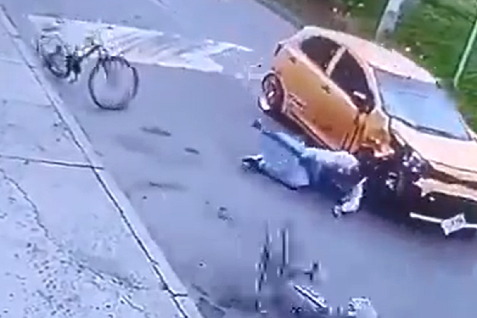 Taxista que embistió a cuatro ciclistas en Bogotá se entregó a la Policía