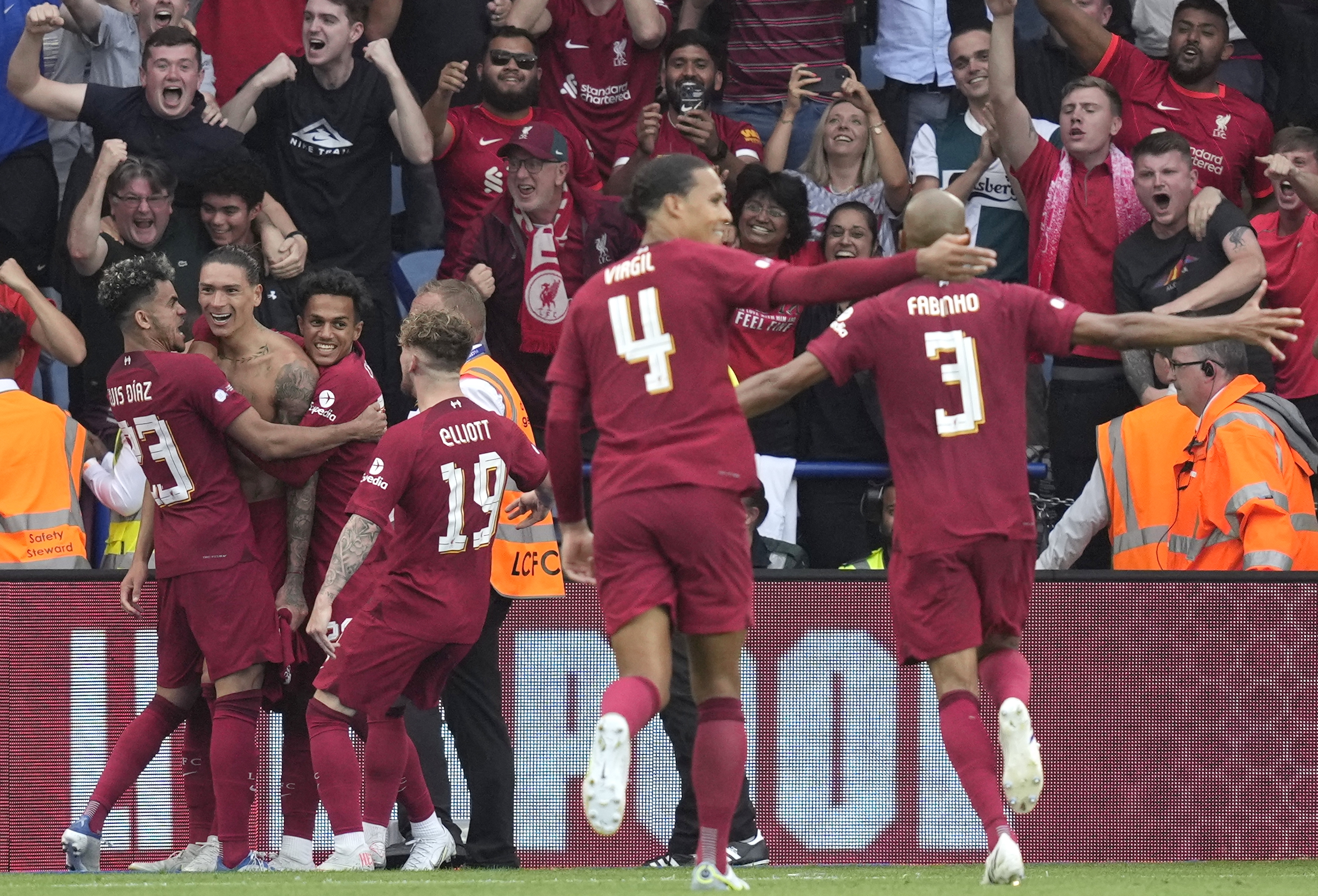 Leicester (United Kingdom), 30/07/2022.- Liverpool's Darwin Nunez celebrates with teammates after scoring the 3-1 during the FA Community Shield soccer match between Liverpool FC and Manchester City in Leicester, Britain, 30 July 2022. (Reino Unido) EFE/EPA/Andrew Yates EDITORIAL USE ONLY. No use with unauthorized audio, video, data, fixture lists, club/league logos or 'live' services. Online in-match use limited to 120 images, no video emulation. No use in betting, games or single club/league/player publications
