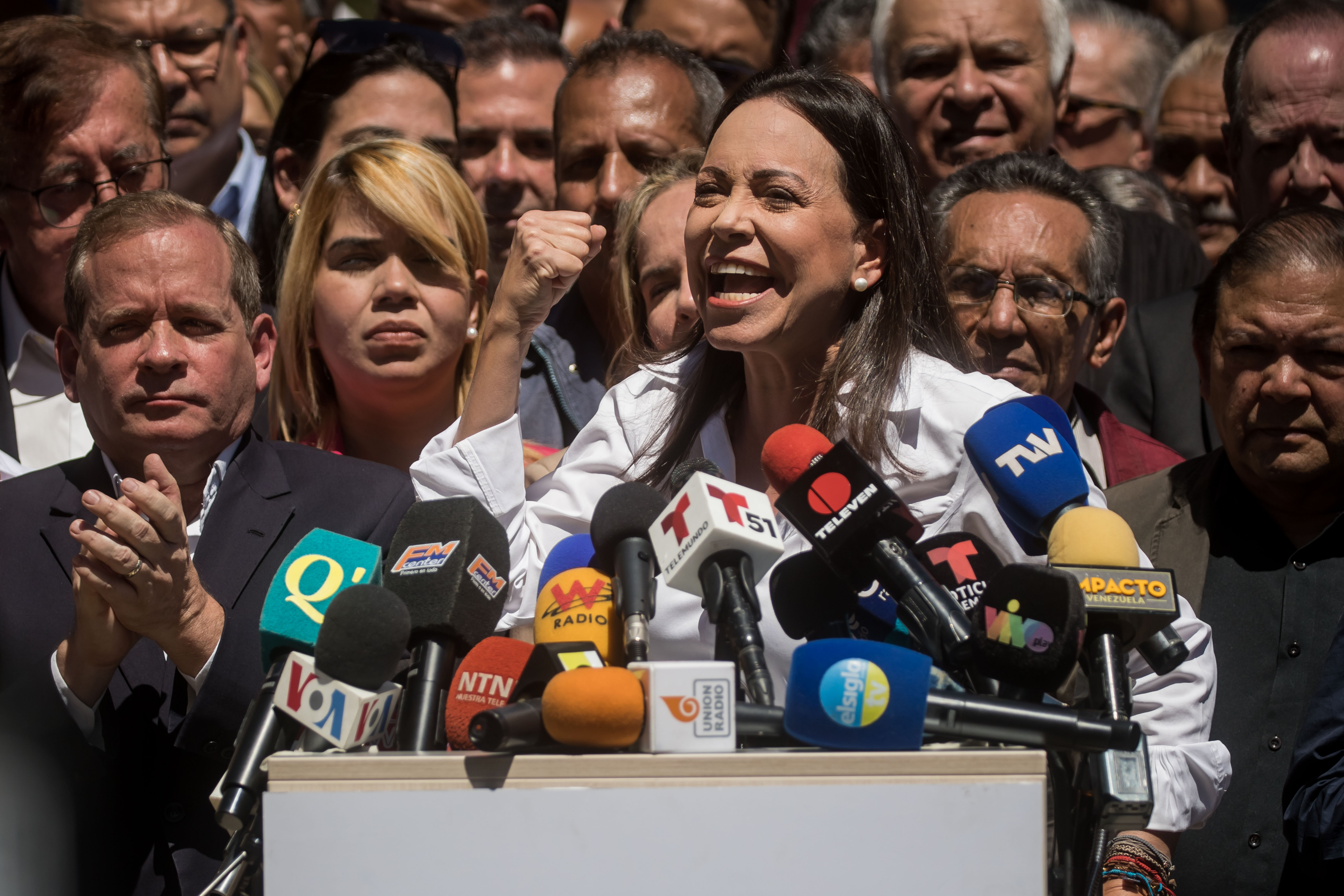 AME3081. CARACAS (VENEZUELA), 29/01/2024.- La líder opositora venezolana María Corina Machado ofrece hoy declaraciones a la prensa durante un acto de calle, en Caracas (Venezuela). Machado aseguró este lunes que competirá en las presidenciales de este año, como candidata del mayor bloque antichavista, pese a la sentencia publicada el viernes en la que el Tribunal Supremo de Jsuticia (TSJ) ratificó que está impedida para participar en comicios hasta 2036. EFE/ MIGUEL GUTIERREZ