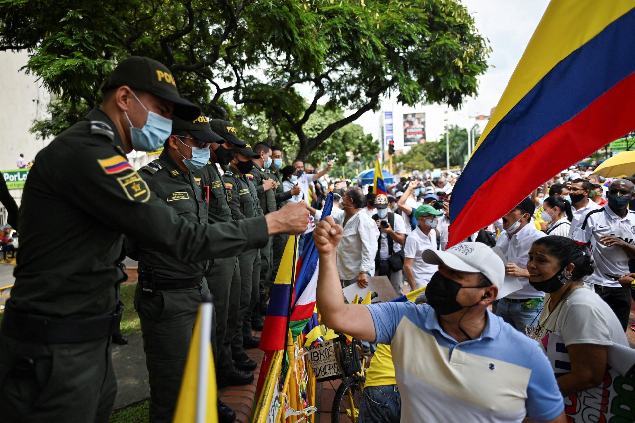 Manifestantes saludan a miembros de la policía y les agradecen por su labor en estos 28 días que completa el paro nacional.