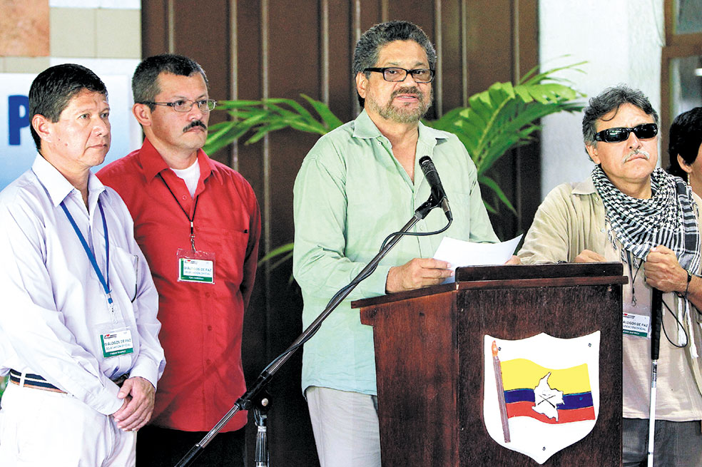 “Fabián Ramírez” junto a “Yuri”, “Iván Márquez” y “Jesús Santrich” son parte del equipo de negociaciones de las Farc. / EFE