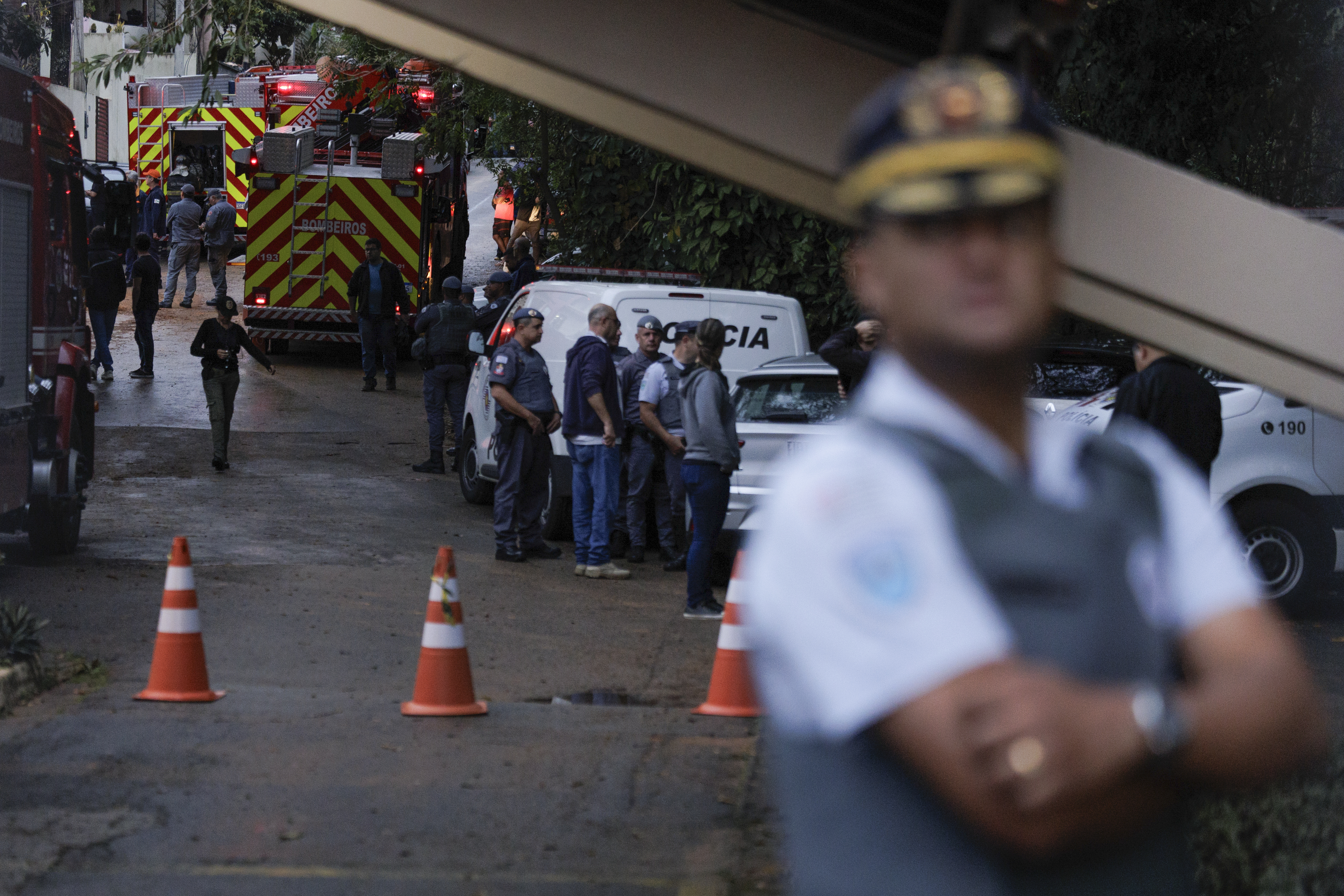 CDA101. VINHEDO (BRASIL), 09/08/2024.- Rescatistas trabajan en el sitio del accidente de un avión ATR-72-500 de la aerolínea Voepass este viernes, en Vinhedo (Brasil). Un avión con capacidad para unos setenta pasajeros se estrelló este viernes en una zona residencial en el municipio brasileño de Vinhedo, en el estado de São Paulo, informó el Cuerpo de Bomberos local. Según informaciones de la televisión Globonews, en el aparato viajaban 62 personas, entre ellos 58 pasajeros y cuatro tripulantes. EFE/ Isaac Fontana