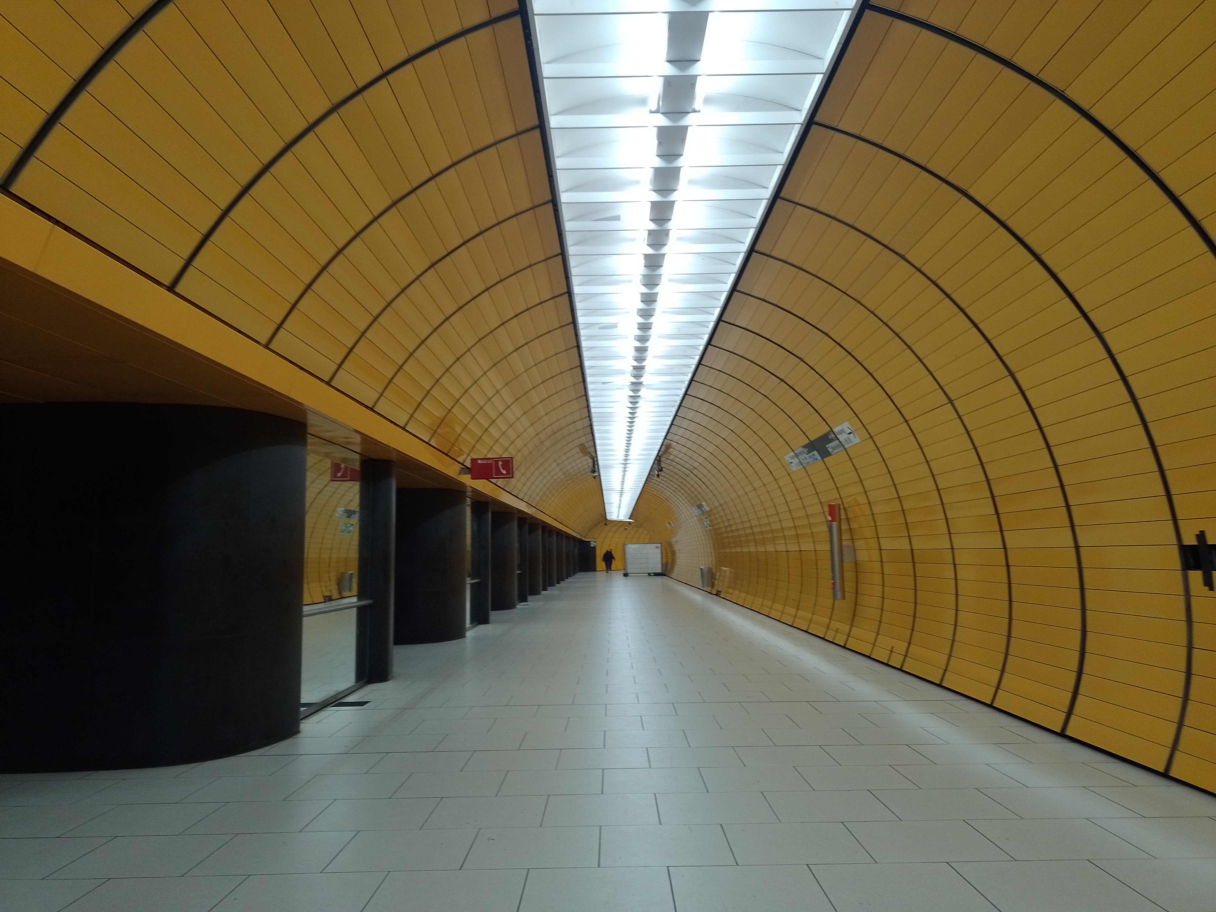 Diseñada por el alemán Alexander Freiherr Von Branca la estación de Marienplatz es la más transitada del metro de Múnich y una de las más modernas y hermosas del mundo.