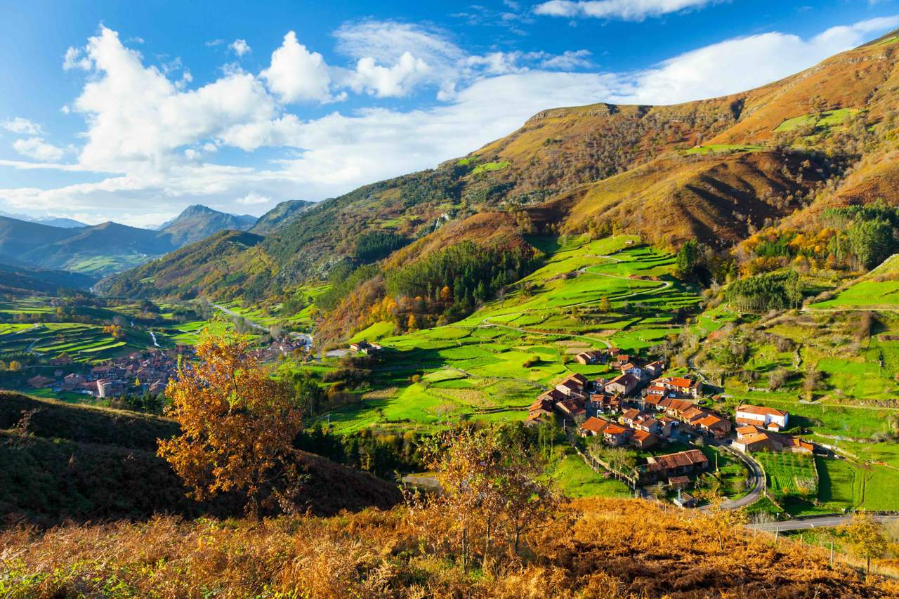 Cantabria es una región del norte de España, conocida por su diversidad de paisajes, que combinan montañas, valles verdes y playas bañadas por el mar Cantábrico. Su rica historia, arquitectura medieval y patrimonio prehistórico, como las cuevas de Altamira, la convierten en un destino lleno de cultura y naturaleza.