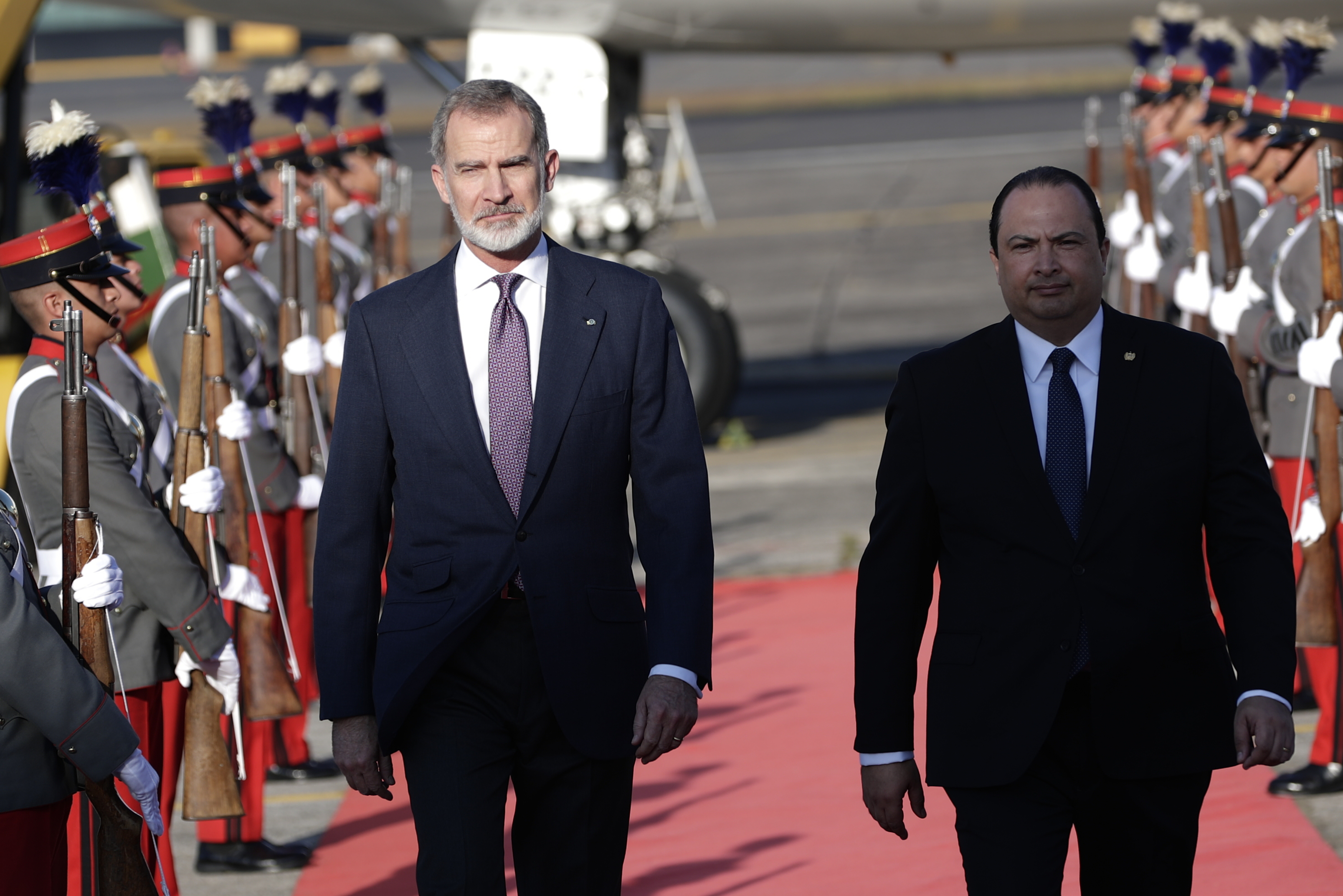 AME9126. CIUDAD DE GUATEMALA (GUATEMALA), 13/01/2024.- El rey Felipe VI de España camina junto al ministro guatemalteco de Relaciones Exteriores, Mario Búcaro, tras aterrizar hoy en el Comando Aéreo Central de Ciudad de Guatemala (Guatemala). El rey de España, Felipe VI, aterrizó este sábado en Guatemala para presenciar el domingo la investidura del nuevo presidente del país centroamericano, Bernardo Arévalo de León, quien tomará el cargo por un periodo de cuatro años. EFE/ Bienvenido Velasco