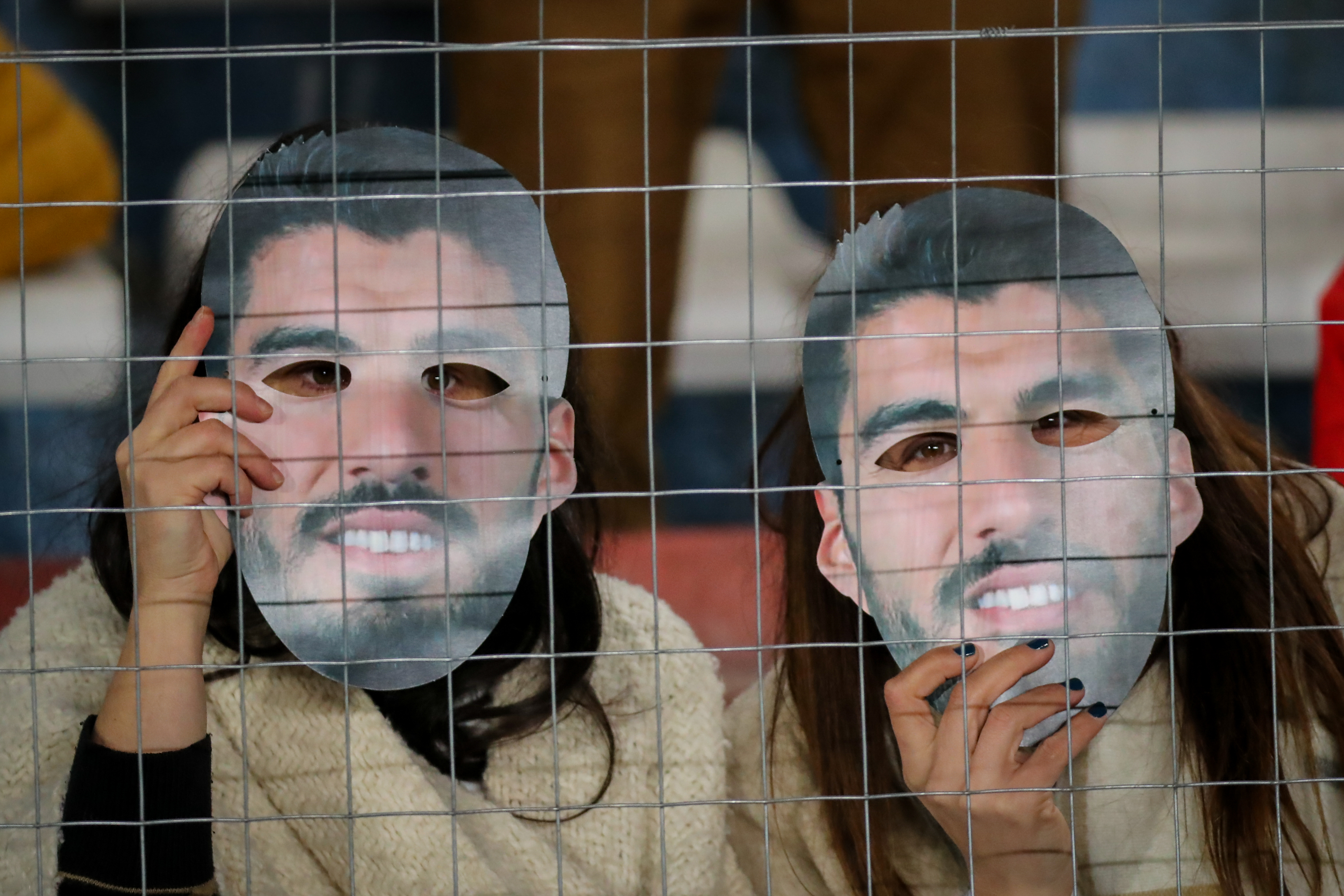 Hinchas de Nacional llenaron su estadio con máscaras de Luis Suárez