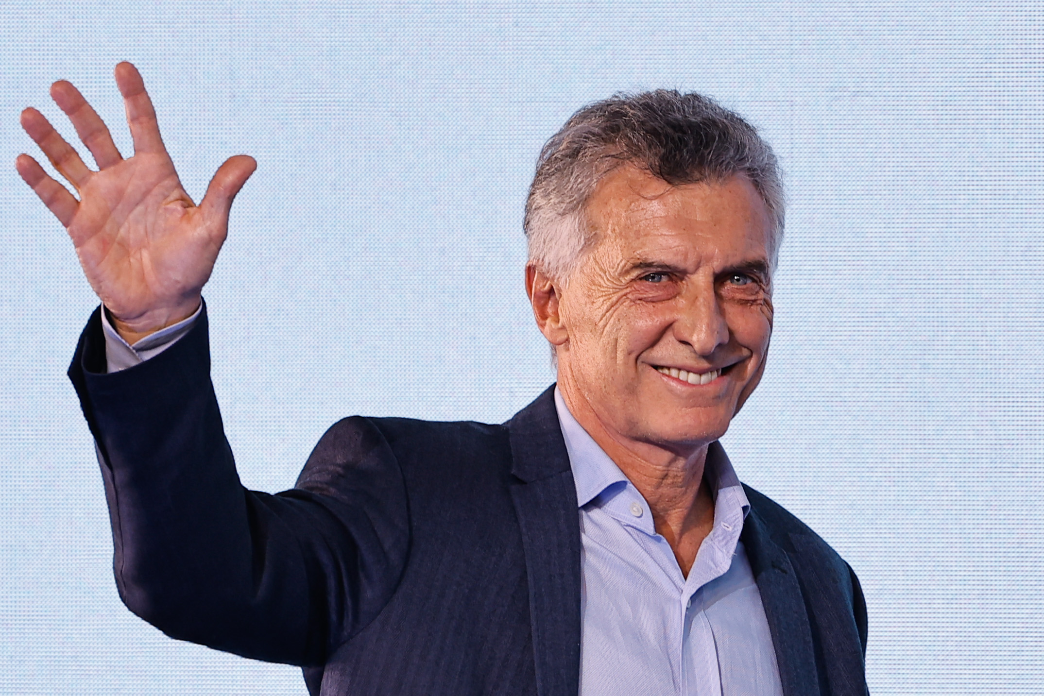 AME639. BUENOS AIRES (ARGENTINA), 13/08/2023.- El expresidente argentino Mauricio Macri participa en un mitin del frente opositor Juntos por el Cambio (centroderecha), luego de conocerse los primeros resultados tras las elecciones primarias, hoy, en Buenos Aires (Argentina). Contabilizado el 66,31 % de las mesas de votación, Javier Milei acapara el 32,11 % de los votos (5,1 millones de sufragios). La coalición oficialista se sitúa tercera, con el 25,84 % de los sufragios, por detrás del frente opositor Juntos por el Cambio (centroderecha), que cosecha el 27,69 % de los votos. En esta coalición opositora, la dirigente Patricia Bullrich acapara 2,7 millones de votos, aventajando en esta interna al alcalde de Buenos Aires, Horacio Rodríguez Larreta, que suma 1,7 millones de votos. EFE/ Juan Ignacio Roncoroni