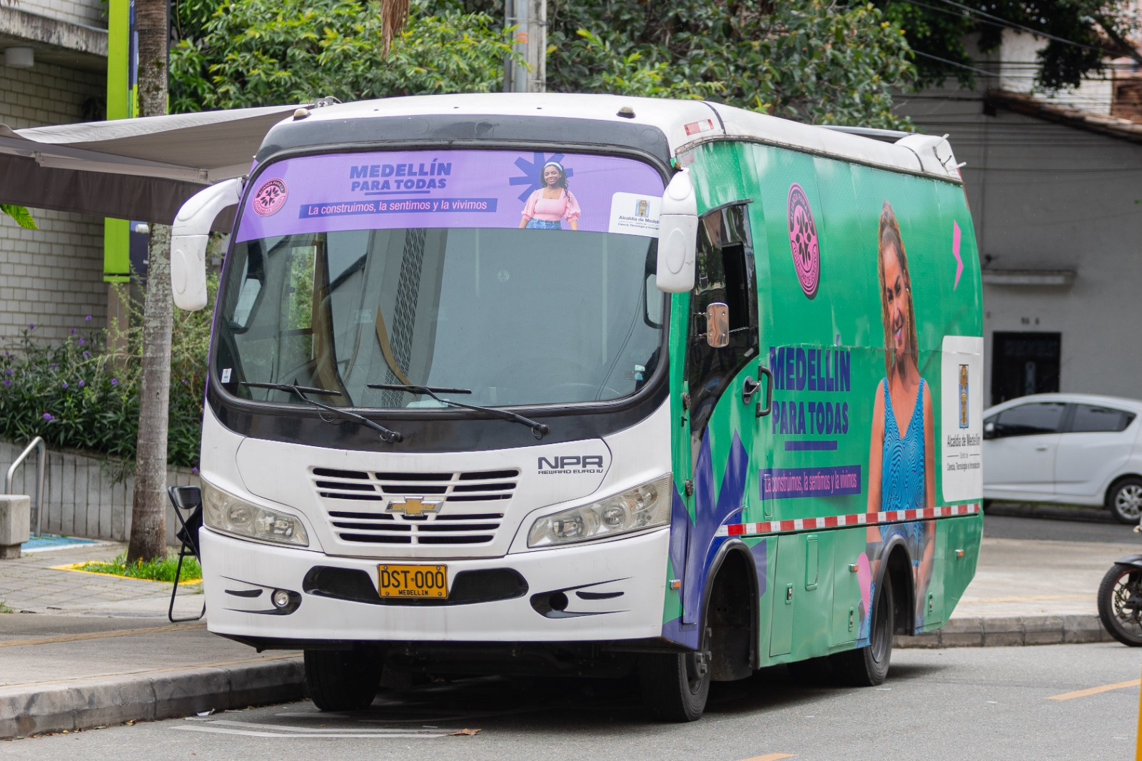 En Medellín, en un vehículo buscan dar ayuda a mujeres víctimas de violencias