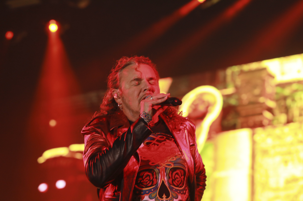 Vocalista de Maná olió los ‘calzones’ de una fan en pleno show: “están sudaditos”