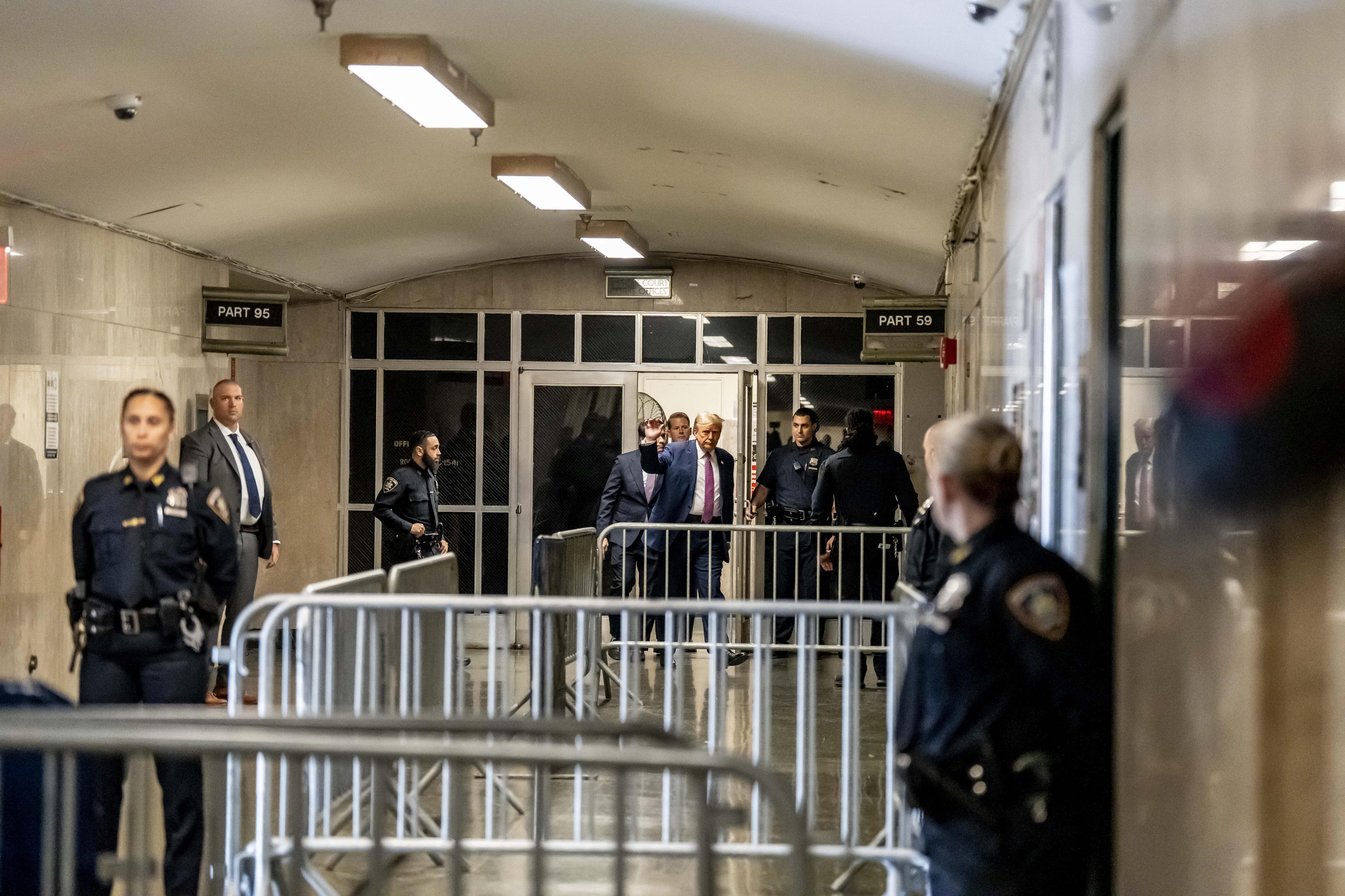 New York (United States), 19/04/2024.- Former US President and current Republican presidential candidate Donald Trump (C) arrives to attend his trial at Manhattan Criminal Court in New York, New York, USA, 19 April 2024. Trump is facing 34 felony counts of falsifying business records related to payments made to adult film star Stormy Daniels during his 2016 presidential campaign. It marks the first time in history that a former US president has been tried on criminal charges. (tormenta, Nueva York) EFE/EPA/Mark Peterson / POOL