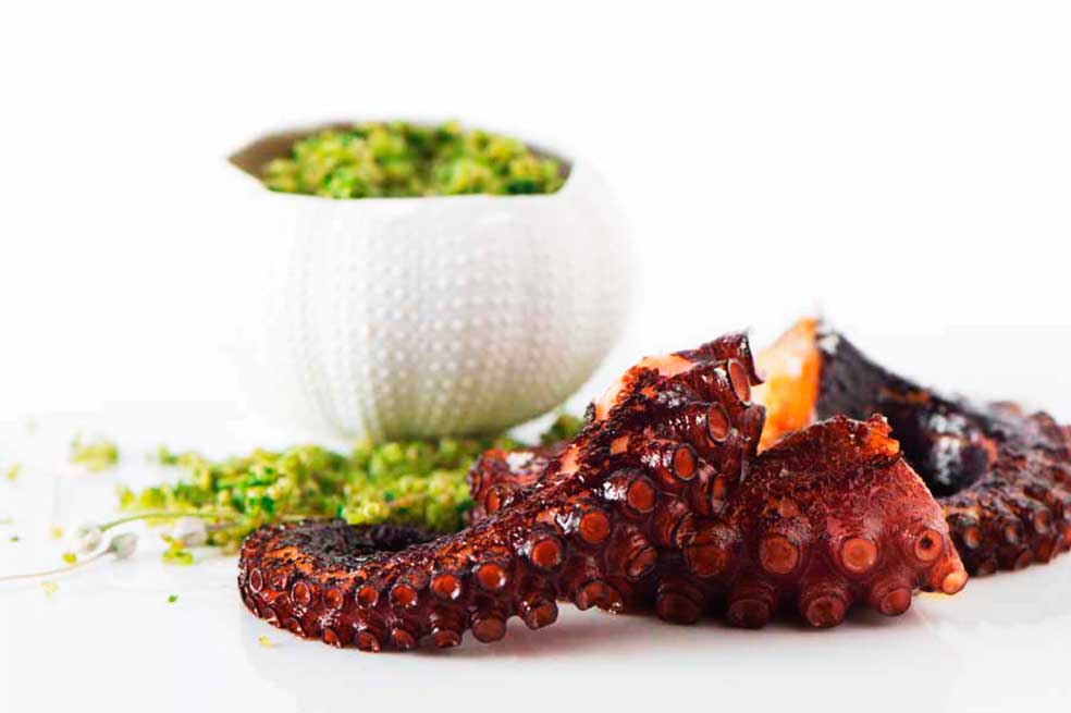 Te enseñamos a preparar un Pulpo de mar de chile, a la parrilla con quínoa verde