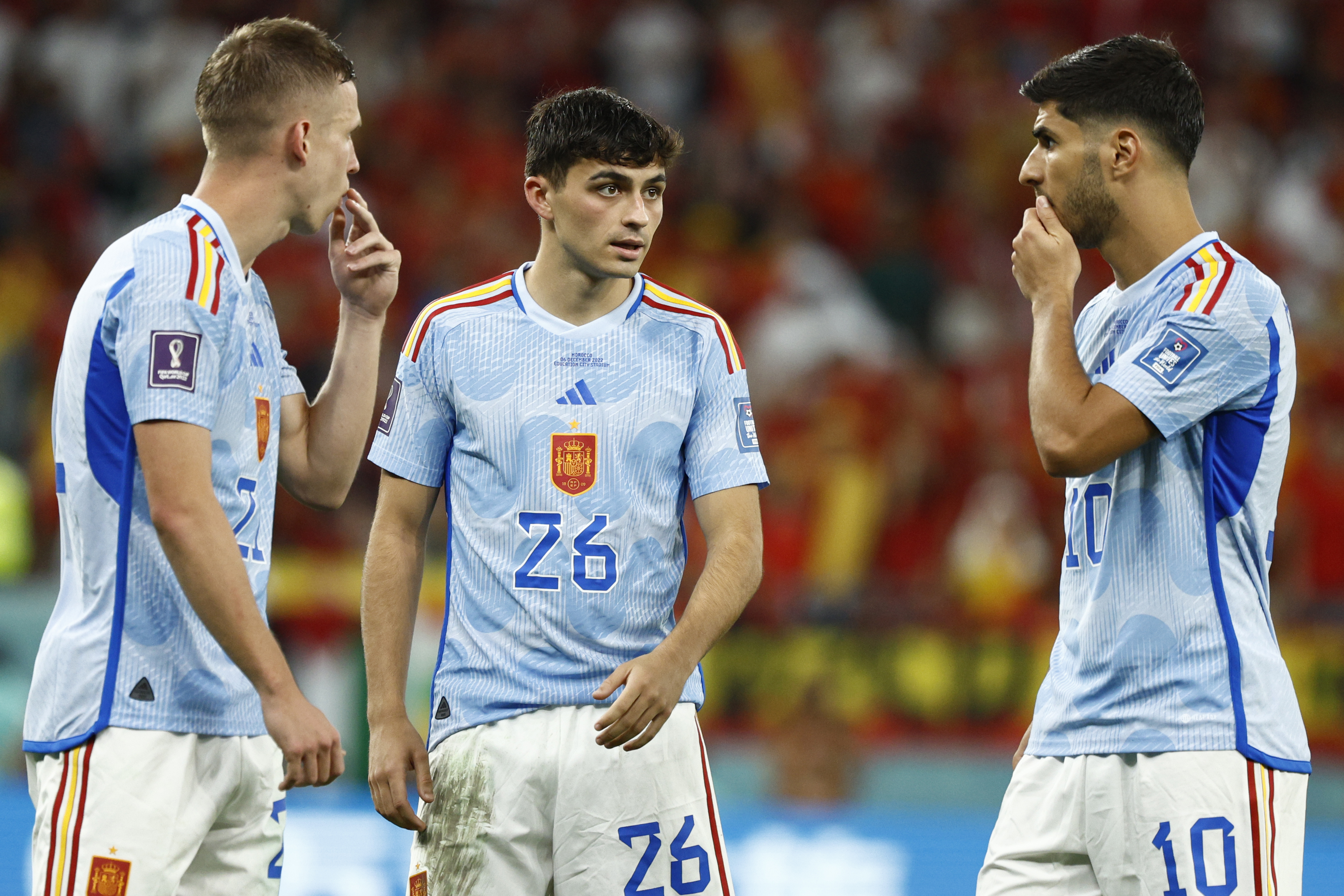 GR2049. RAYÁN (CATAR), 06/12/2022.- Dani Olmo (i), Pedri (c) y Marco Asensio de España hablan hoy, en un partido de los octavos de final del Mundial de Fútbol Qatar 2022 entre Marruecos y España en el estadio Ciudad de la Educación en Rayán (Catar). EFE/ Rodrigo Jiménez