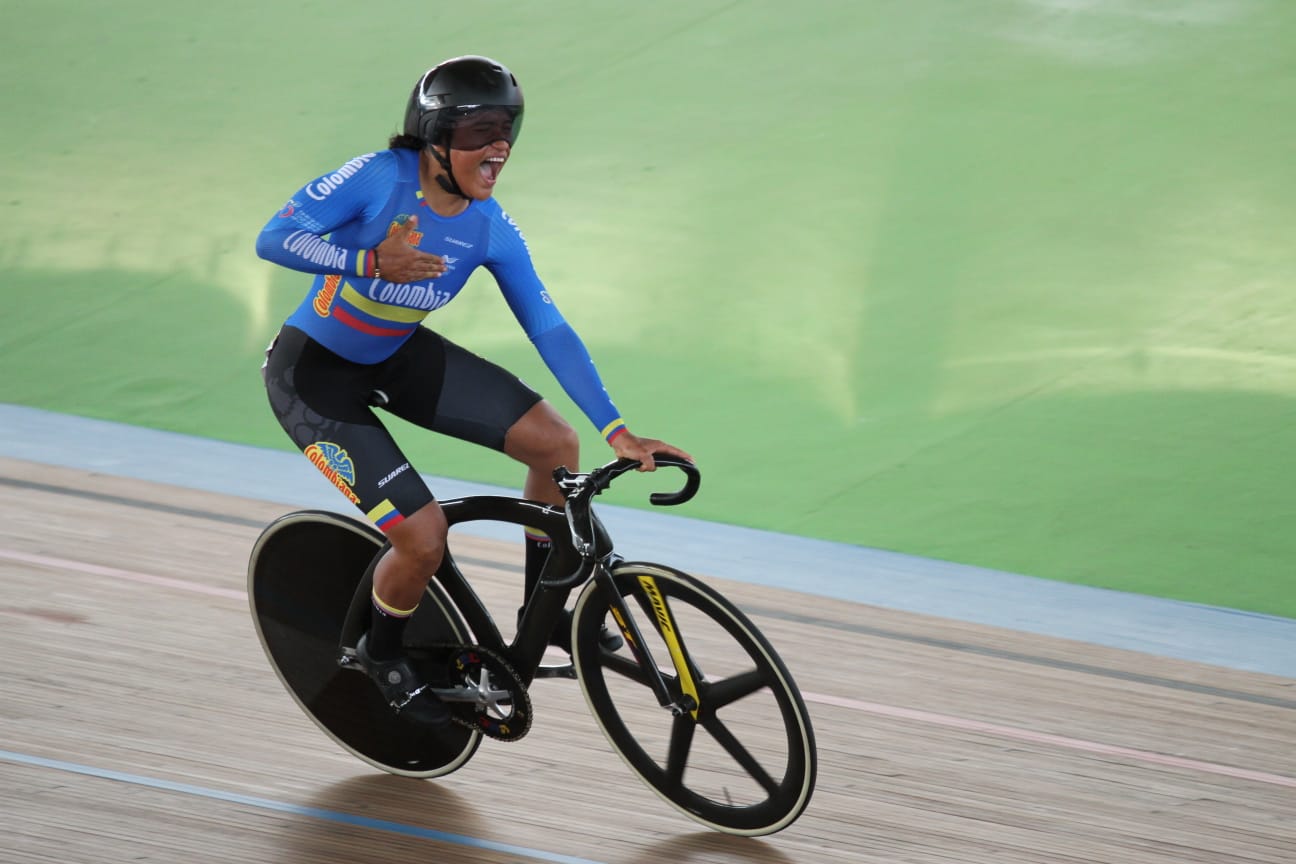 Stefany Cuadrado celebra su victoria en la final del keirin.