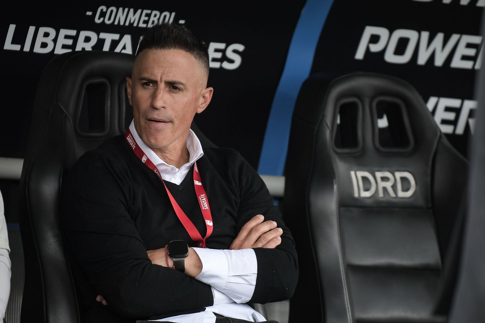 Pablo Peirano, director técnico de Santa Fe, en el banco durante el juego ante Deportes Iquique por la Copa Libertadores.