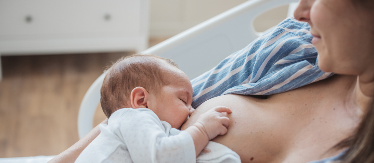 ¿Es normal que el bebé se duerma cuando está lactando o tomando el tetero?