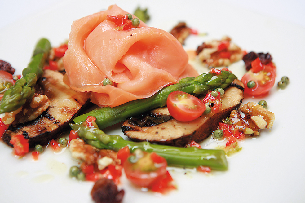 Ensalada de salmón ahumado con champiñón portobello y espárragos