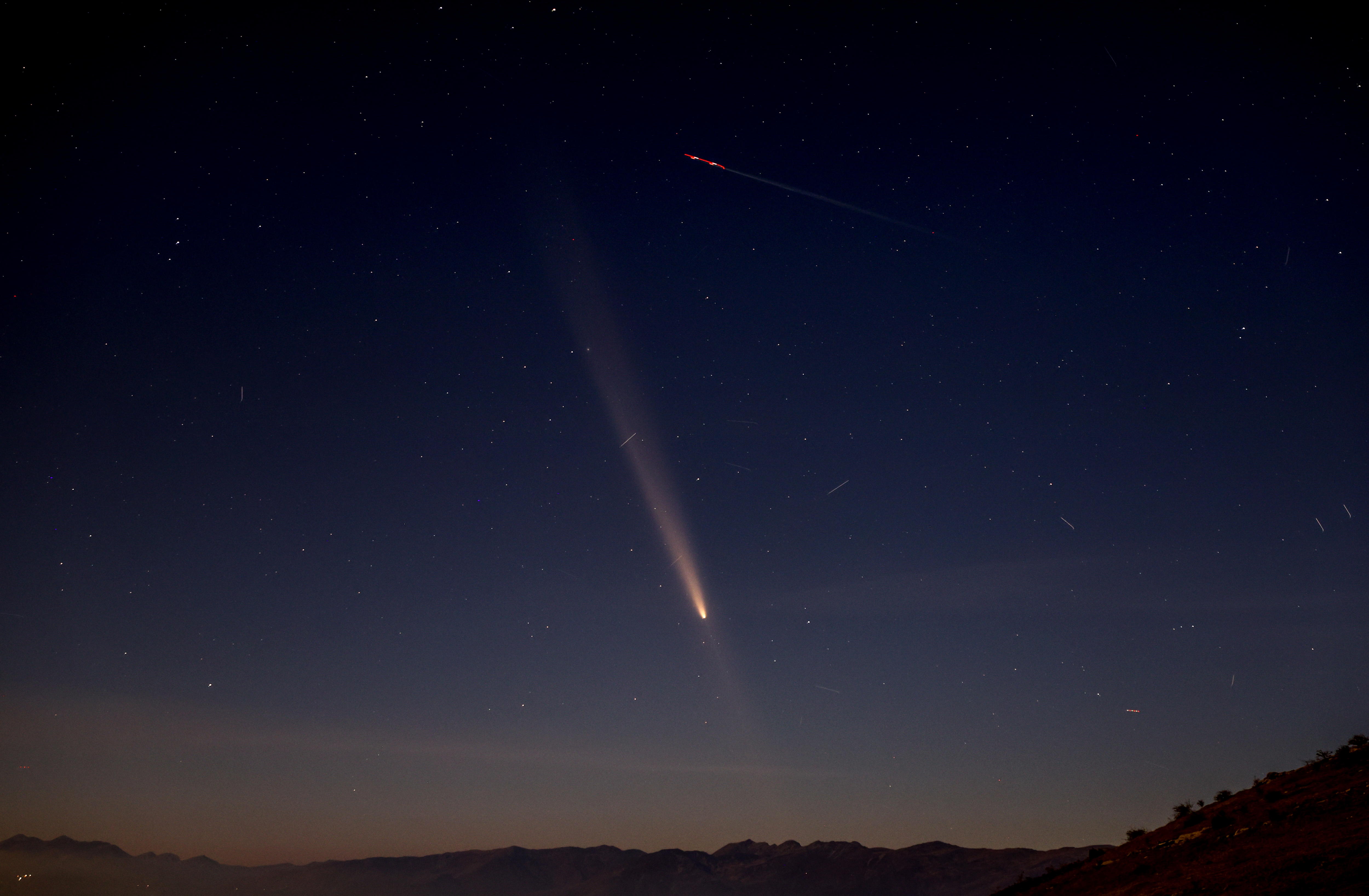 Skopje (Republic Of North Macedonia), 14/10/2024.- Comet C/2023 A3 (Tsuchinshan-ATLAS) and a plane are seen crossing the sky over Skopje, Republic of North Macedonia, 14 October 2024. EFE/EPA/GEORGI LICOVSKI