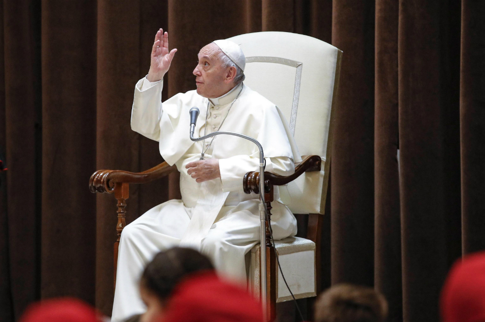 El papa expulsa del sacerdocio al cura chileno Karadima, acusado de abusos