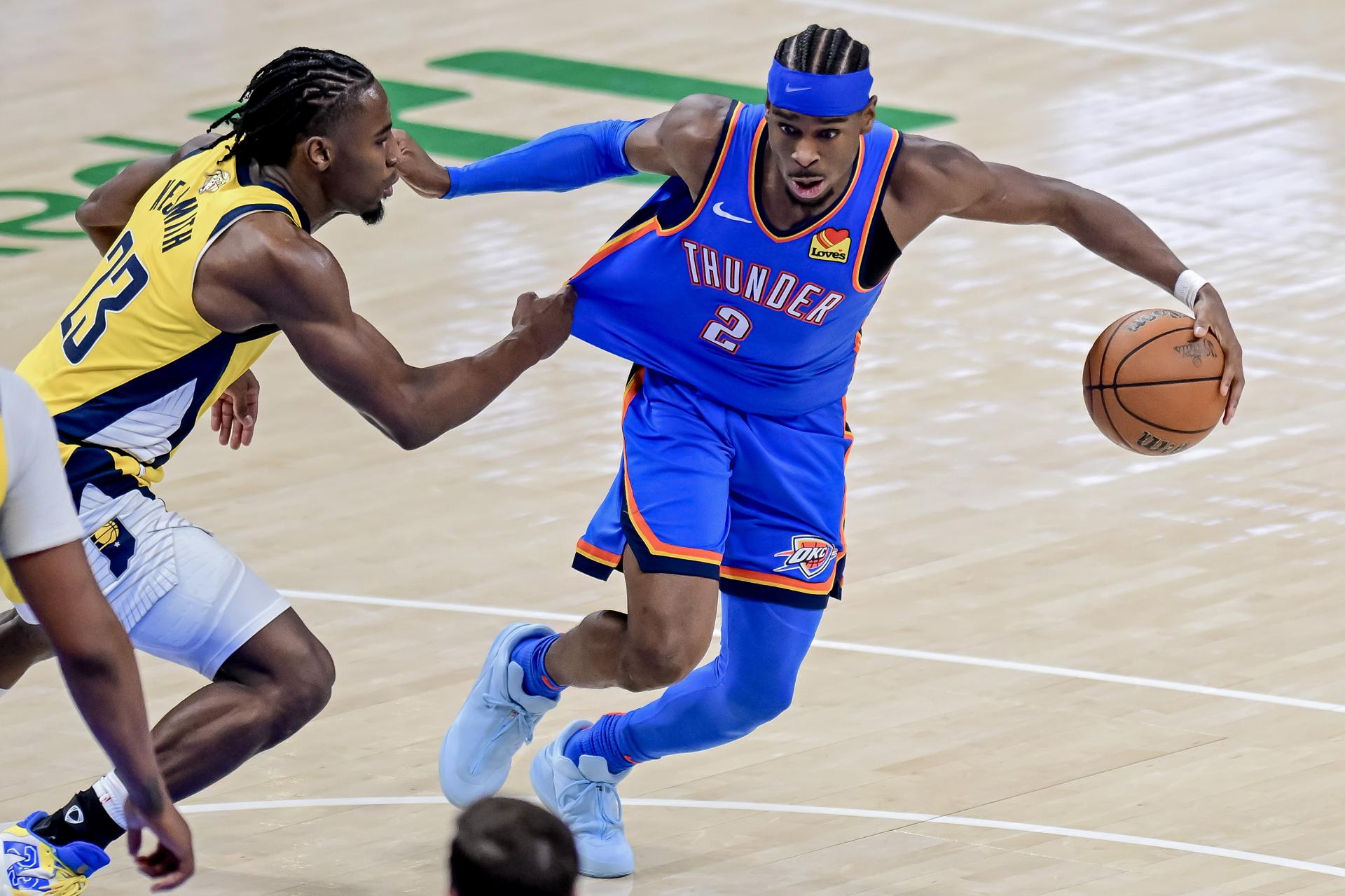 OKLAHOMA CITY (United States), 08/06/2025.- Oklahoma City Thunder guard Shai Gilgeous-Alexander (R) in action against Indiana Pacers forward Aaron Nesmith (L) during the second half of game two of the NBA Finals between the Indiana Pacers and the Oklahoma City Thunder in Oklahoma City, Oklahoma, USA, 08 June 2025. (Baloncesto) EFE/EPA/MANUELA SOLDI SHUTTERSTOCK OUT
