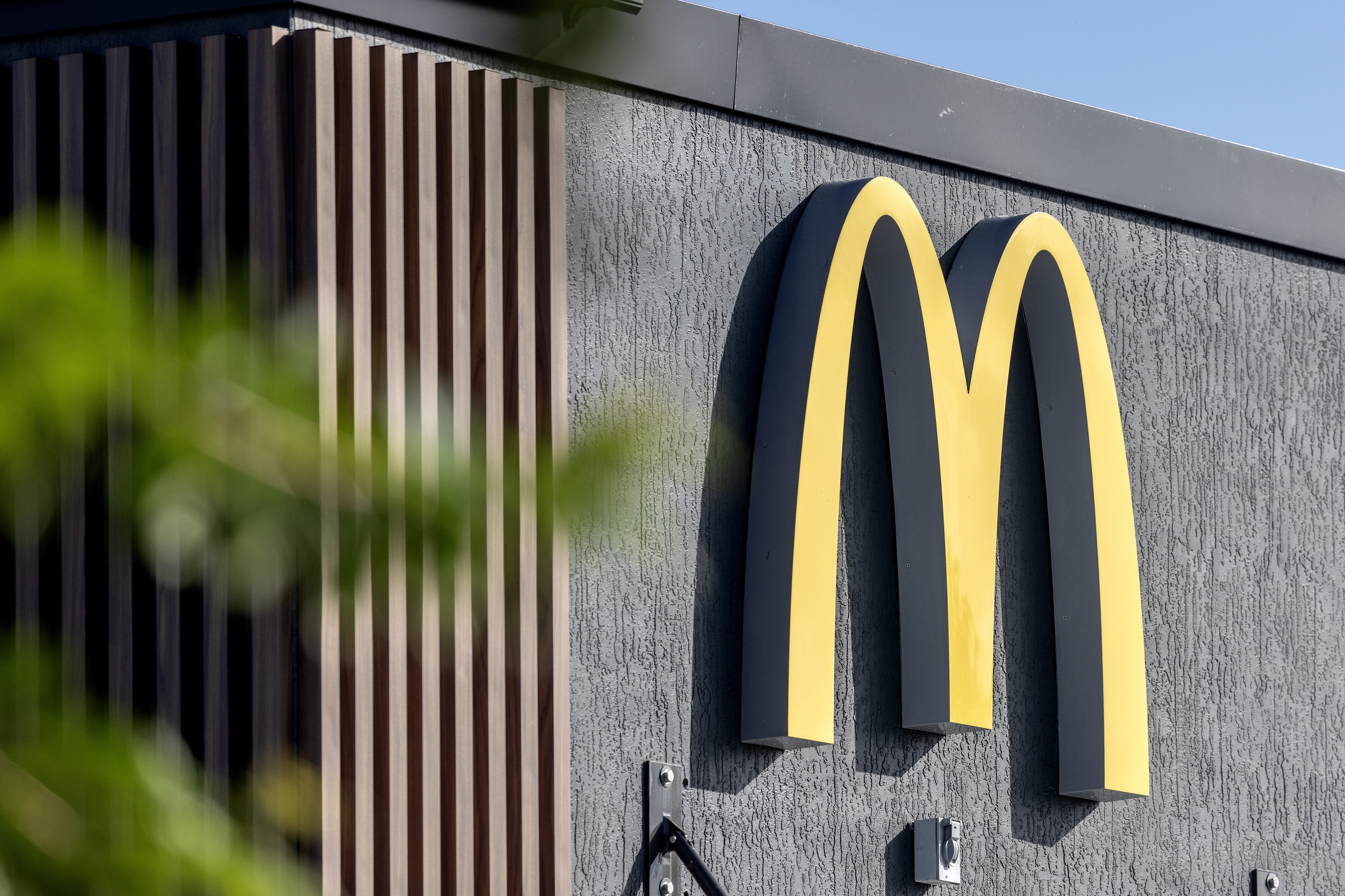 McDonald’s eliminó esta hamburguesa en EE. UU. después de brote de bacteria