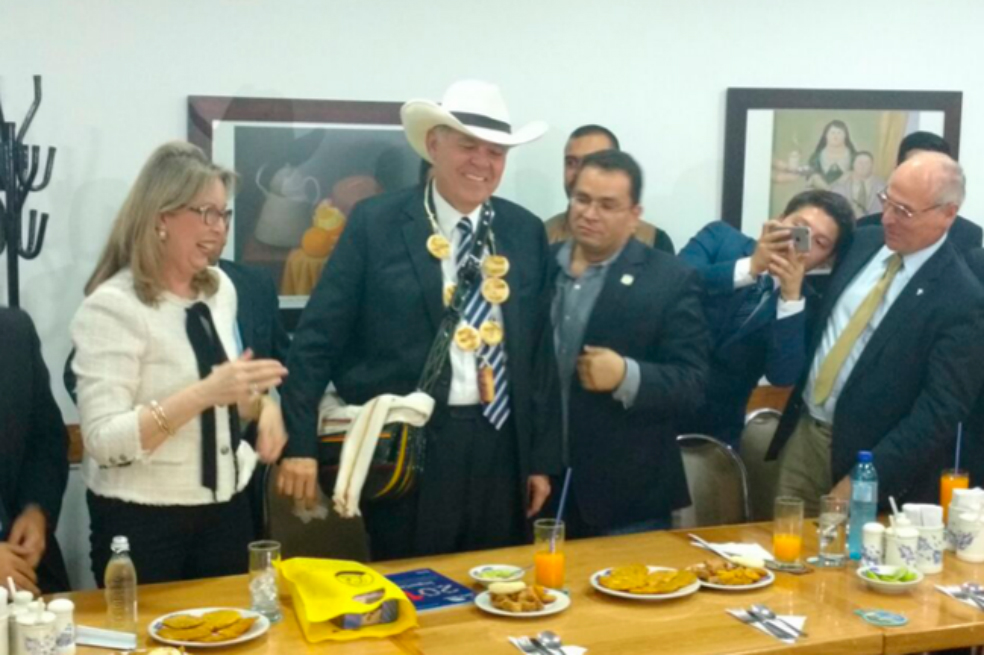 Finalmente, Ordóñez fue “condecorado” con collar de arepas en un restaurante de Medellín