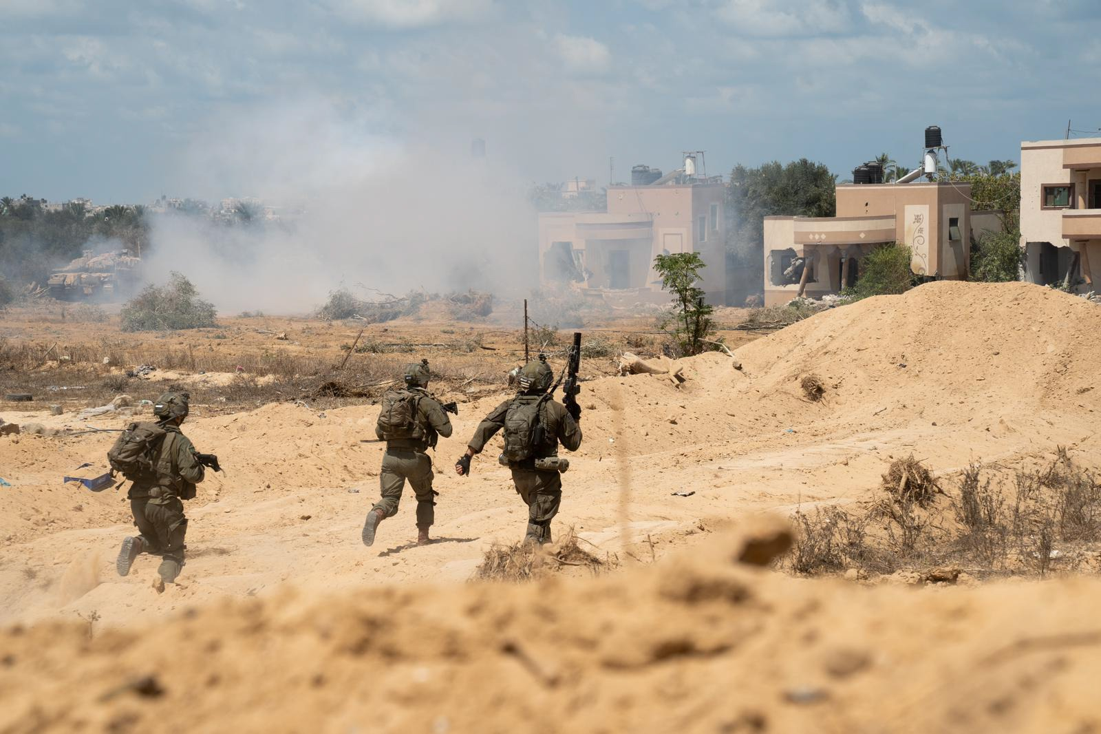 JERUSALÉN, 19/08/2024.- El Ejército de Israel aseguró este lunes que sus tropas terrestres destruyeron en el sur de la Franja de Gaza un túnel de 1,5 kilómetros de largo que era utilizado por el grupo islamista Hamás, mientras la comunidad internacional se esfuerza por alcanzar un acuerdo de cese el fuego. "Con orientación de inteligencia, tropas del Batallón 603 y la Unidad Yahalom (de ingenieros de combate) localizaron y destruyeron una ruta de túnel subterráneo de aproximadamente un kilómetro y medio de largo", indica un comunicado castrense. El Ejército precisó a EFE que el túnel se hallaba en la región de Jan Yunis, una importante zona del sur del enclave donde incursionaron nuevamente las tropas terrestres israelíes hace dos semanas y que históricamente ha sido bastión de milicias palestinas. EFE/Ejército de Israel -SOLO USO EDITORIAL/SOLO DISPONIBLE PARA ILUSTRAR LA NOTICIA QUE ACOMPAÑA (CRÉDITO OBLIGATORIO)-